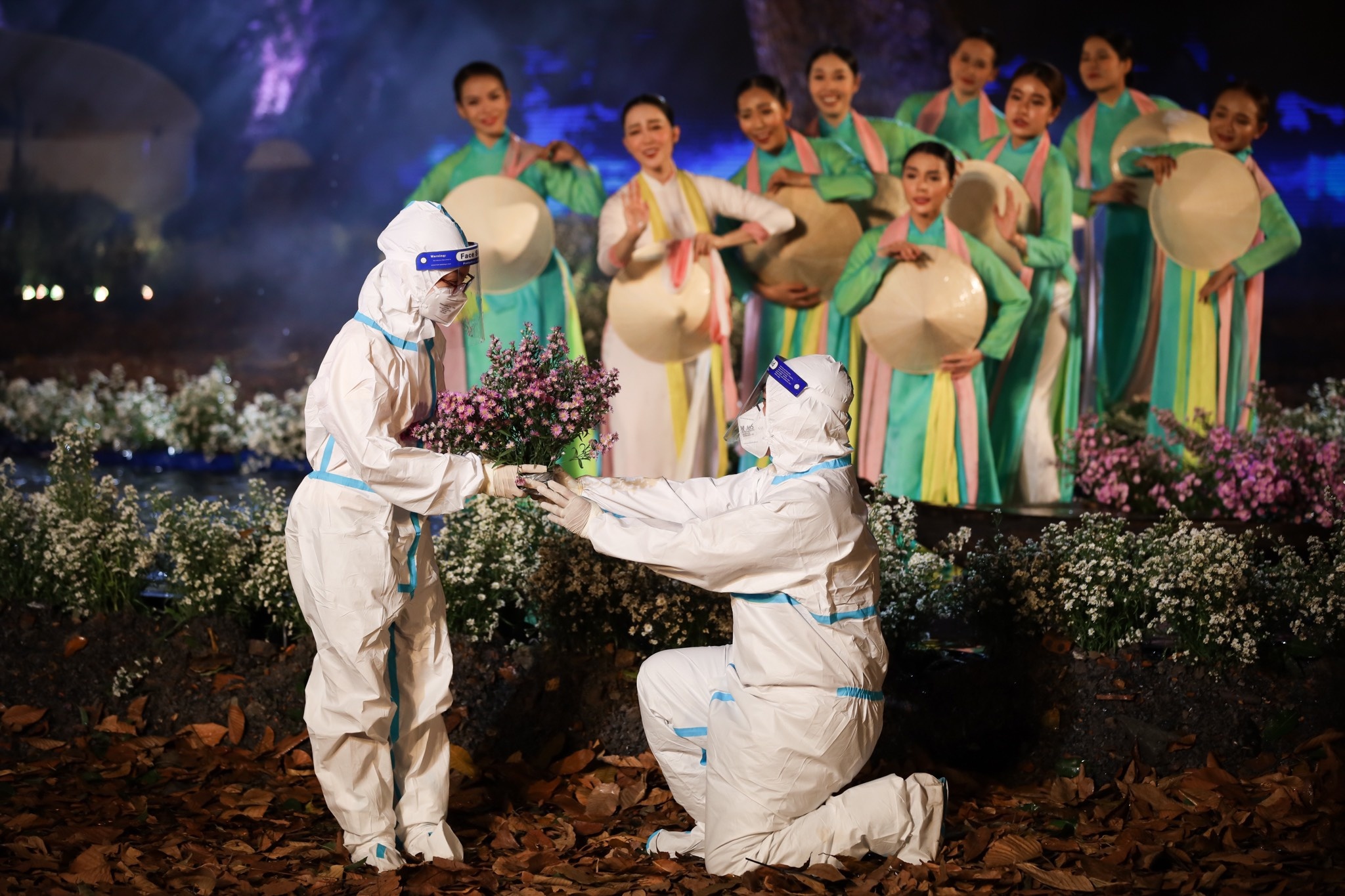 Cap doi bac si mac do bao ho ket hon do mac Covid-19 hinh anh