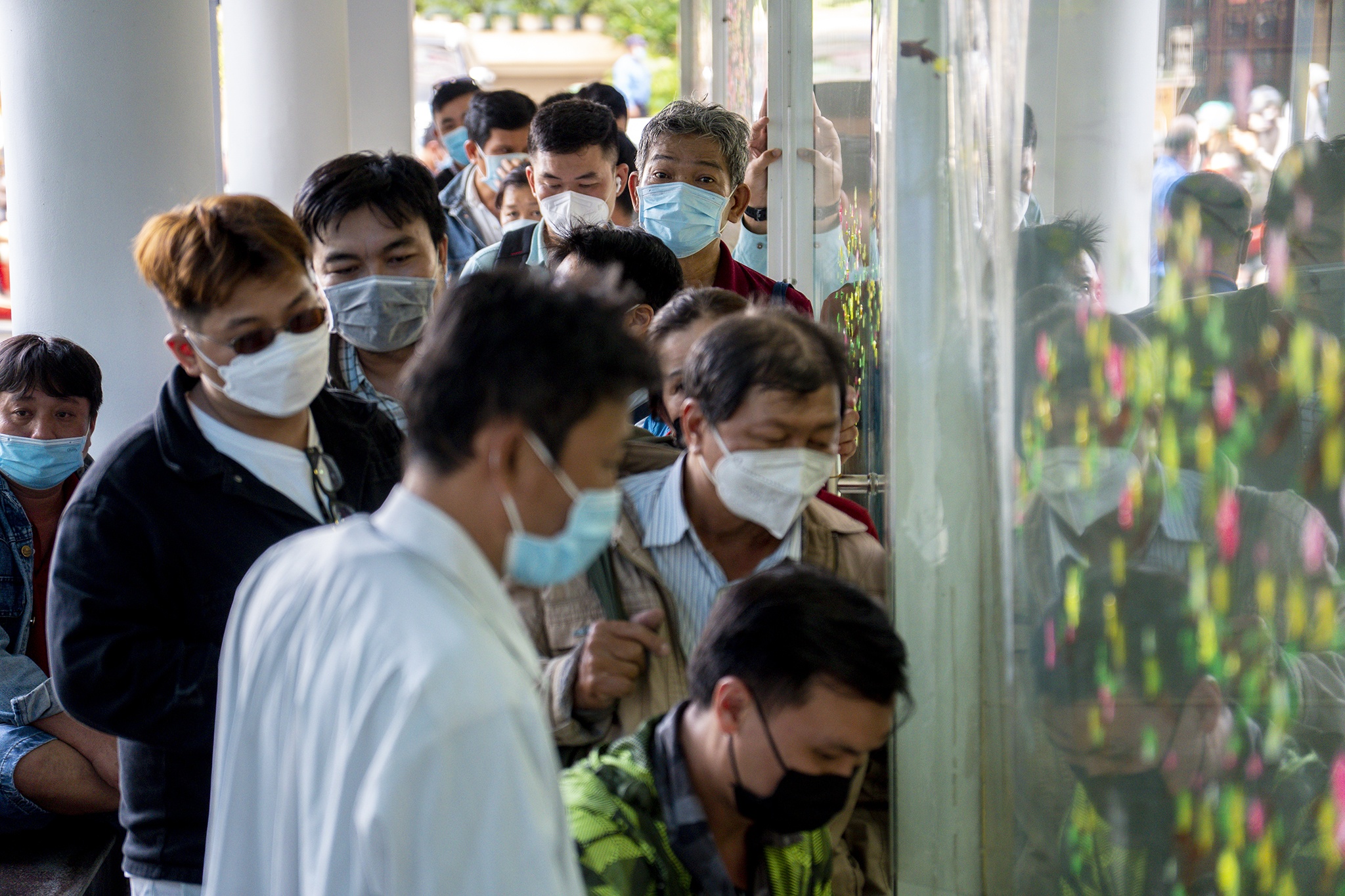 Xep hang cho ban vang o TP.HCM hinh anh