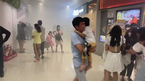 Khoi mu mit trong trung tam thuong mai o TP Thu Duc, dan thao chay hinh anh