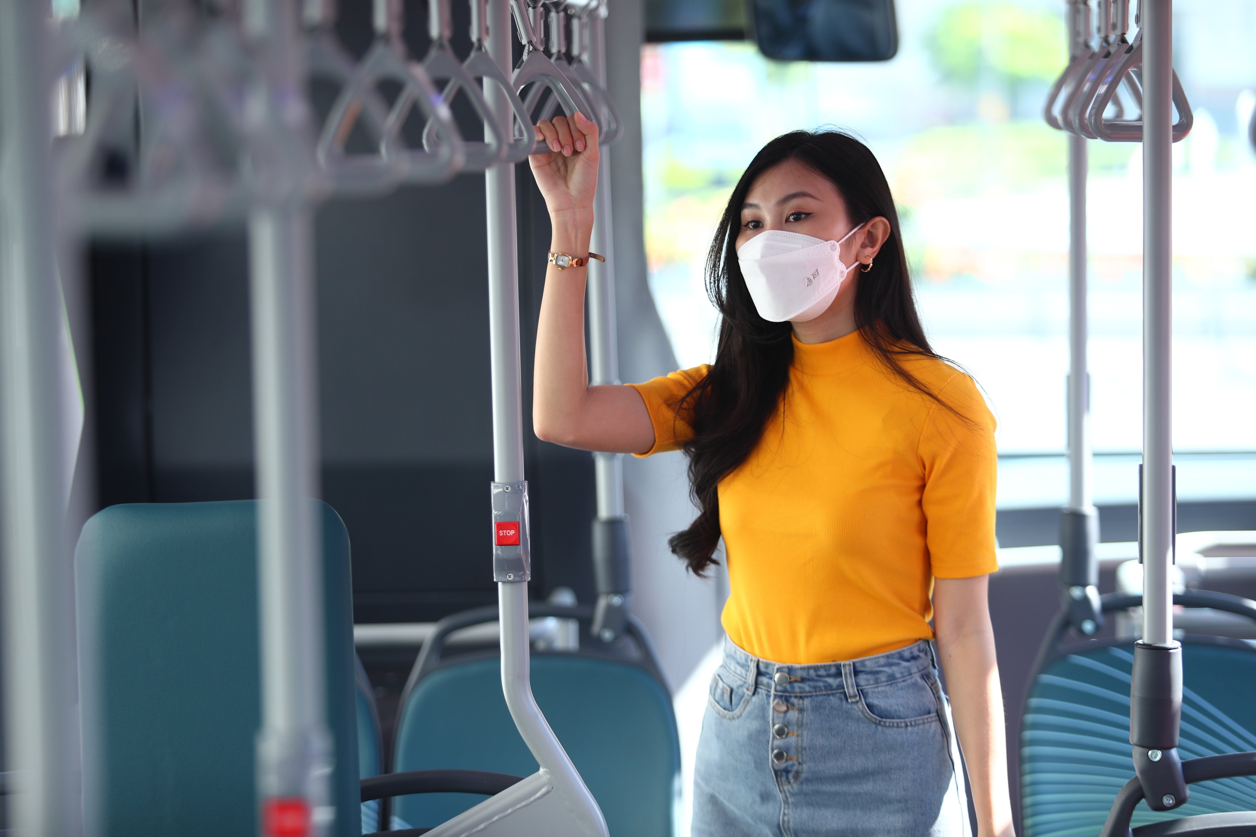 Ben trong xe buyt dien dau tien tai TP.HCM ngay dau lan banh hinh anh