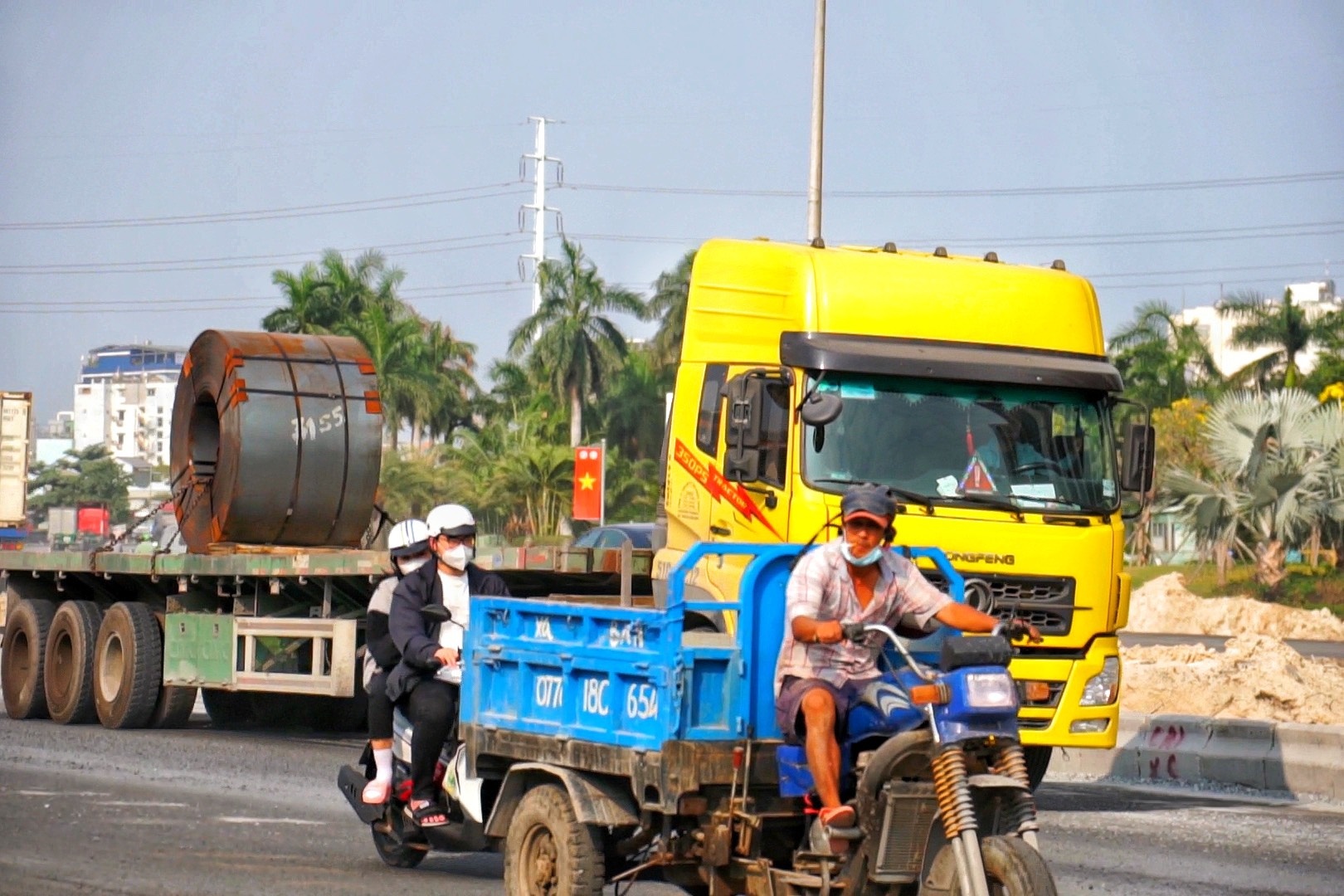 Nguoi dan TP.HCM lo so khi di canh xe container cho cuon thep hinh anh
