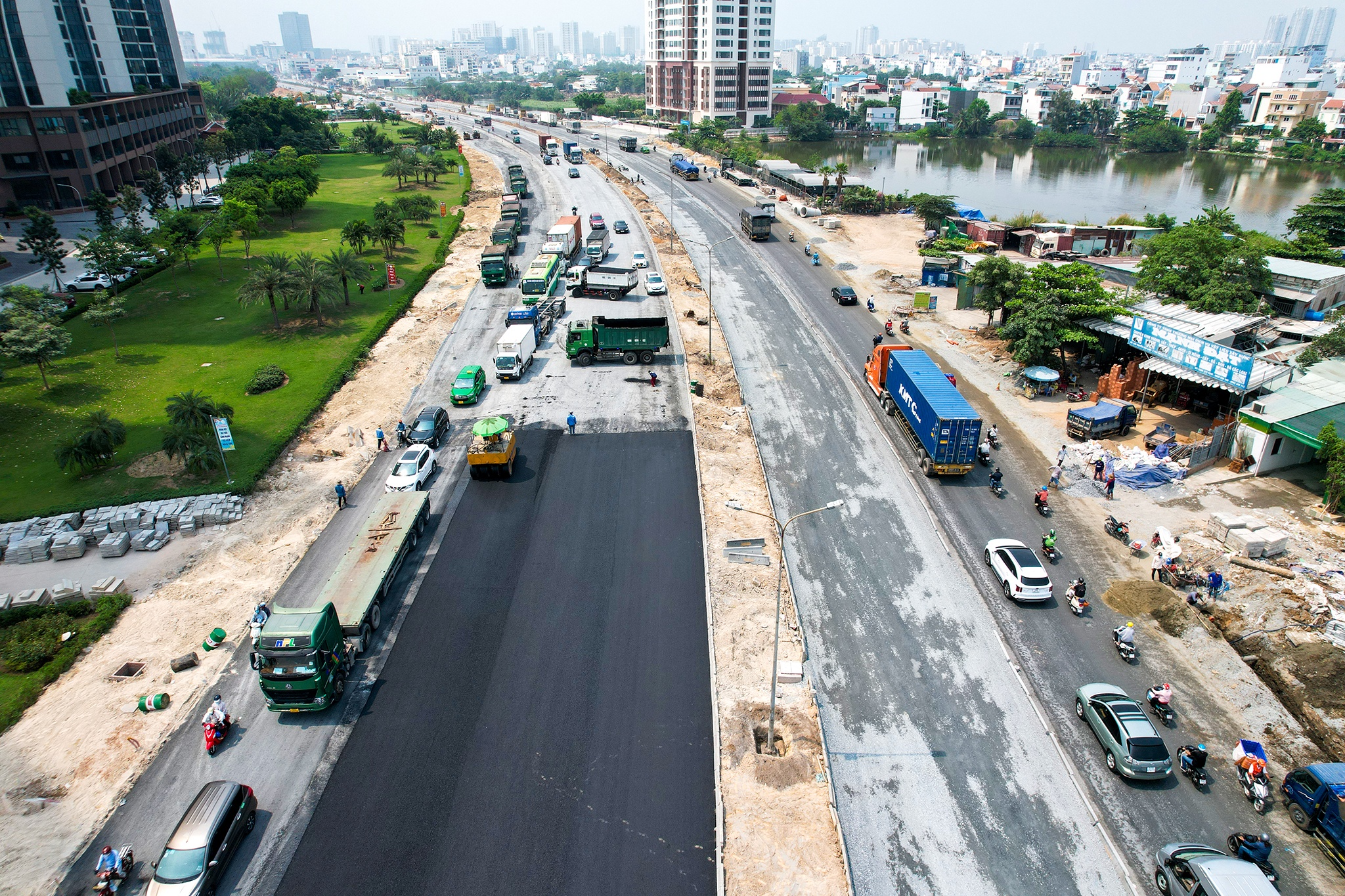 Dai lo Nguyen Van Linh duoc mo rong len 10 lan xe hinh anh