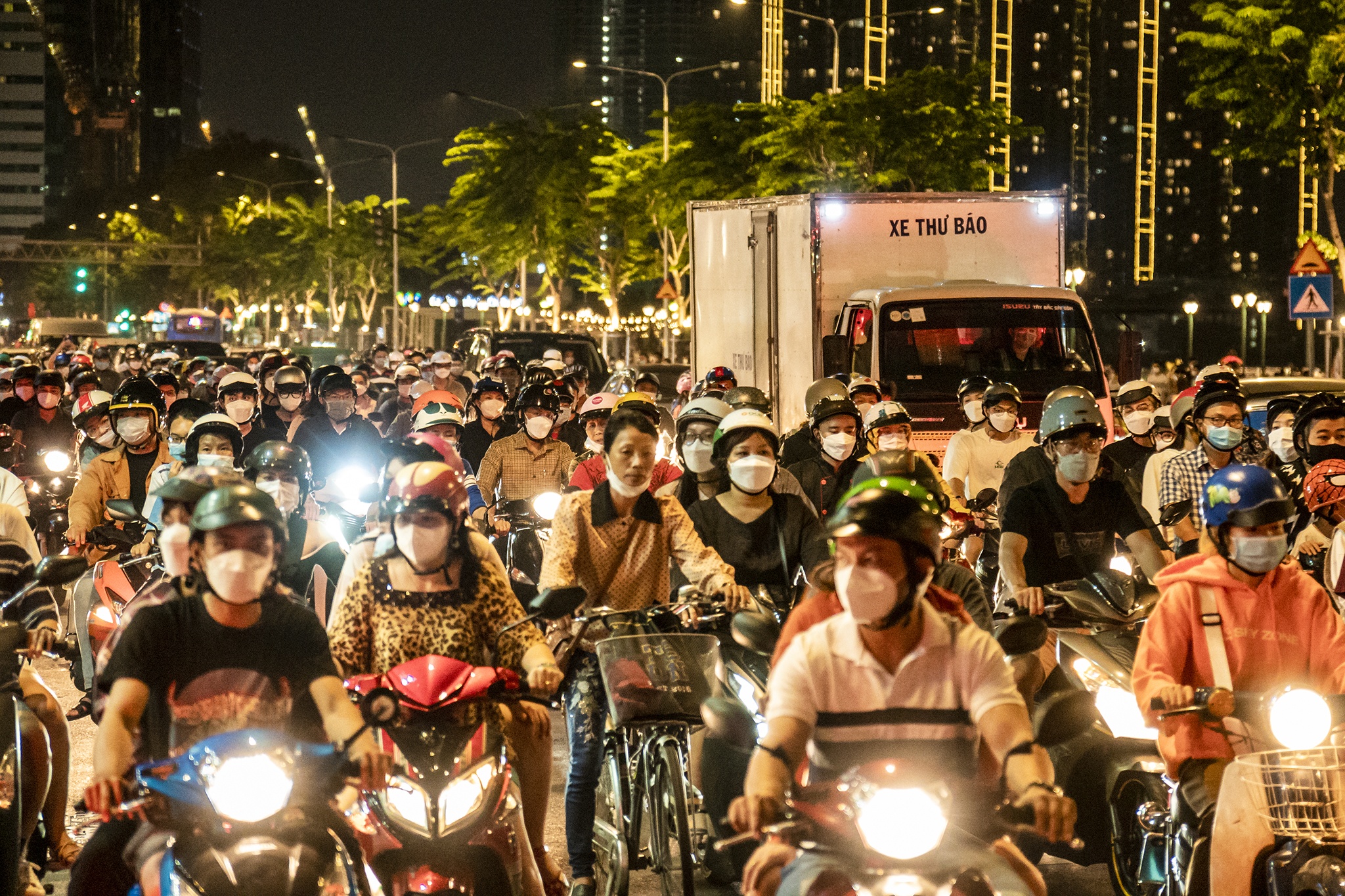 Pho di bo Nguyen Hue dong nghet nguoi di choi dip le hinh anh