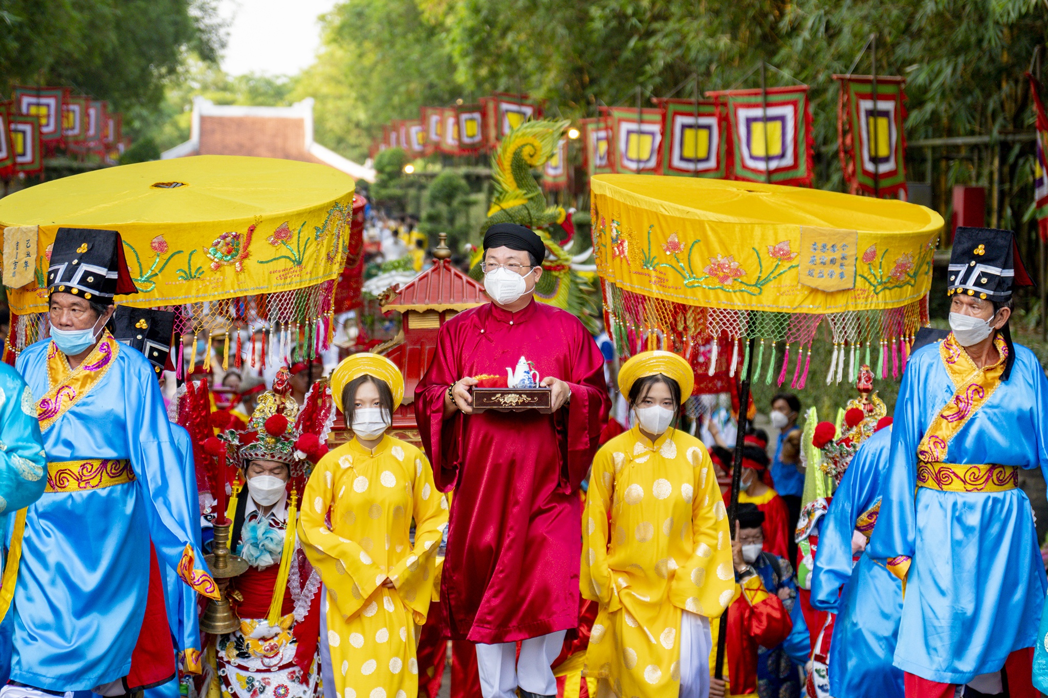 Nguoi dan do ve TP Thu Duc dang huong Vua Hung hinh anh