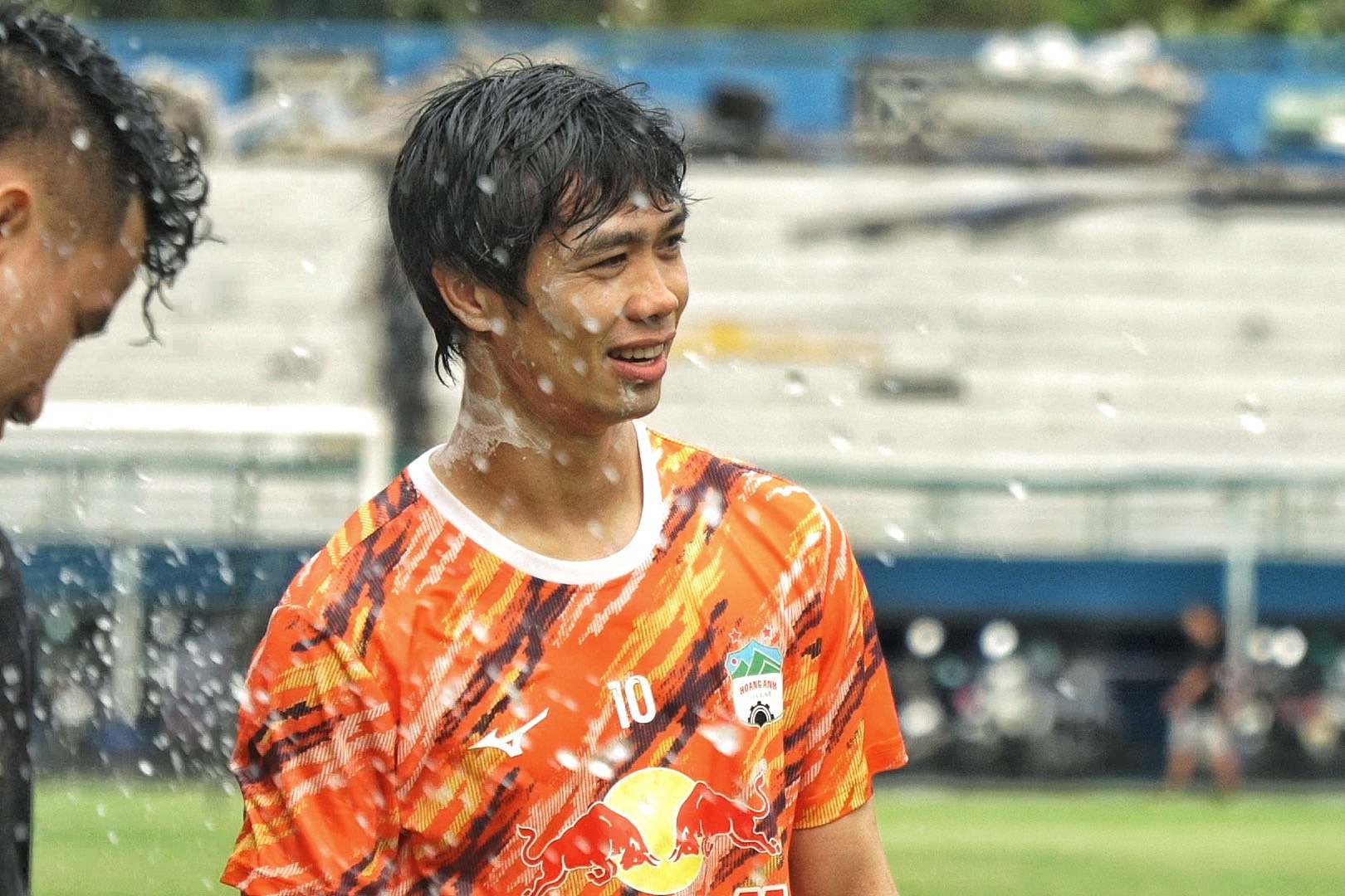 Cong Phuong cung cac dong doi choi te nuoc trong buoi tap hinh anh