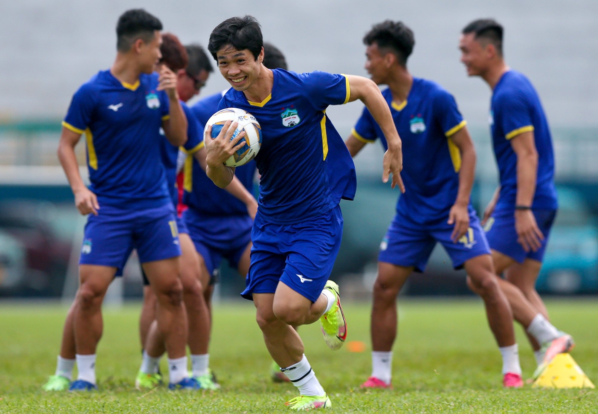 Cong Phuong va cac dong doi thoai mai truoc tran gap a quan J1 League hinh anh