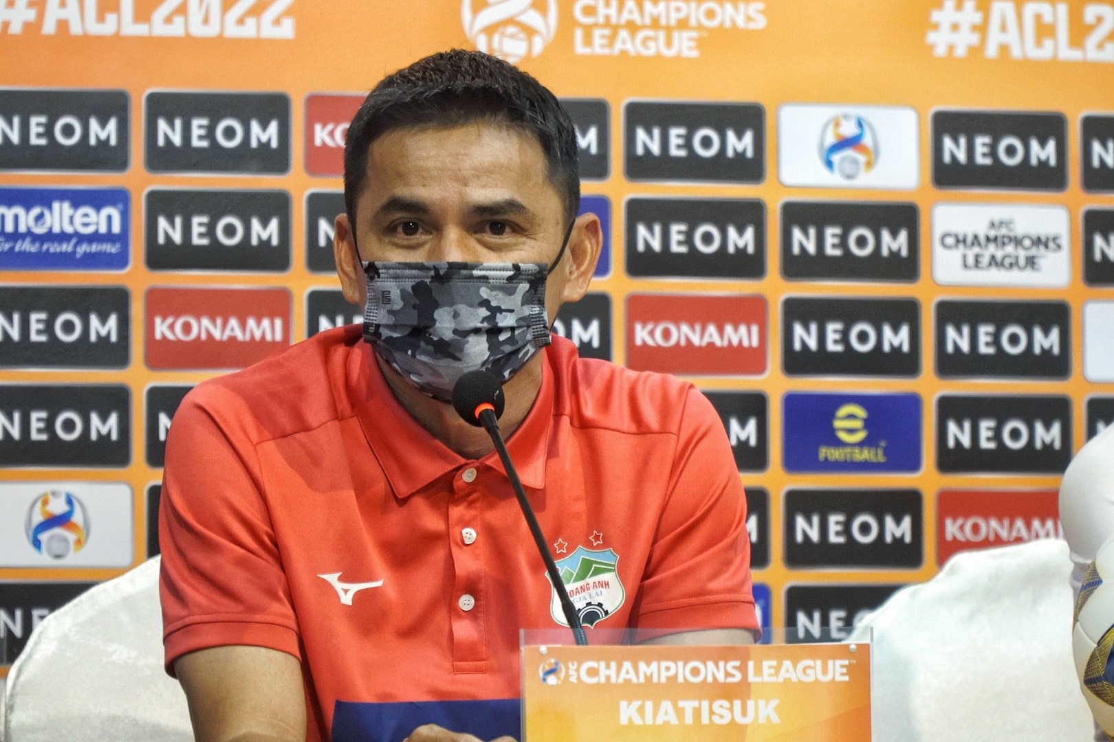 Kiatisuk: 'Chung toi se choi het minh truoc Yokohama' hinh anh