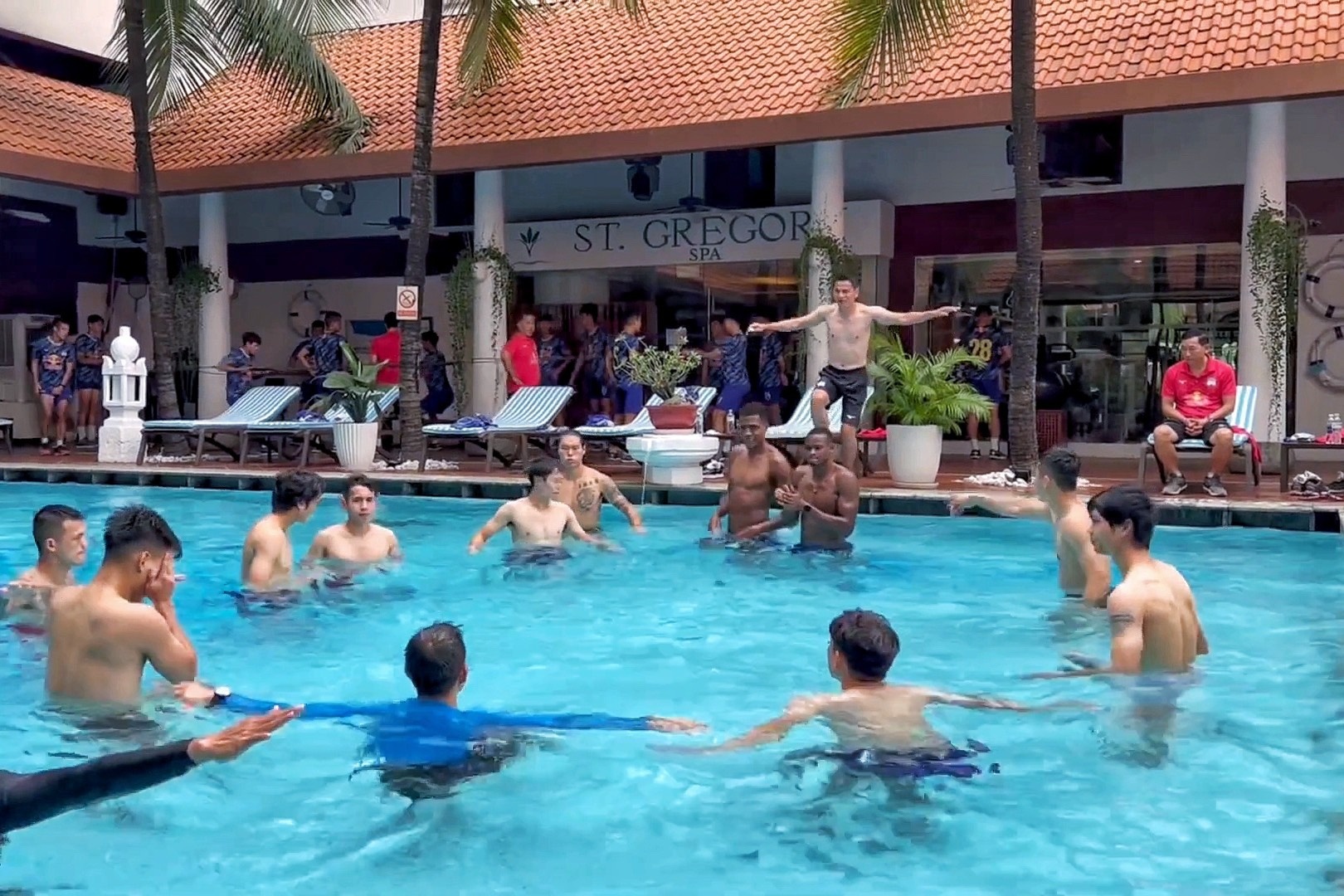 Cong Phuong cung dong doi tap o be boi hinh anh