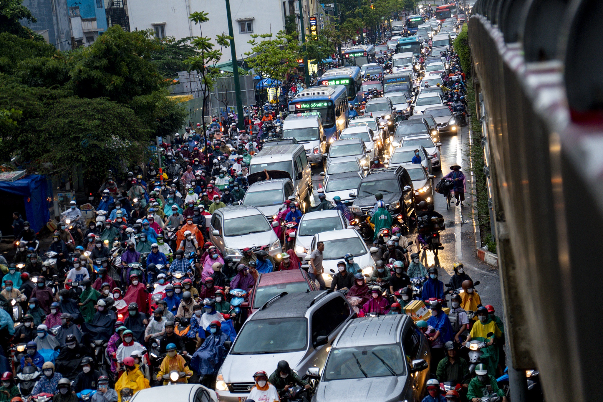 Nhieu tuyen duong o TP.HCM ket cung sau mua hinh anh