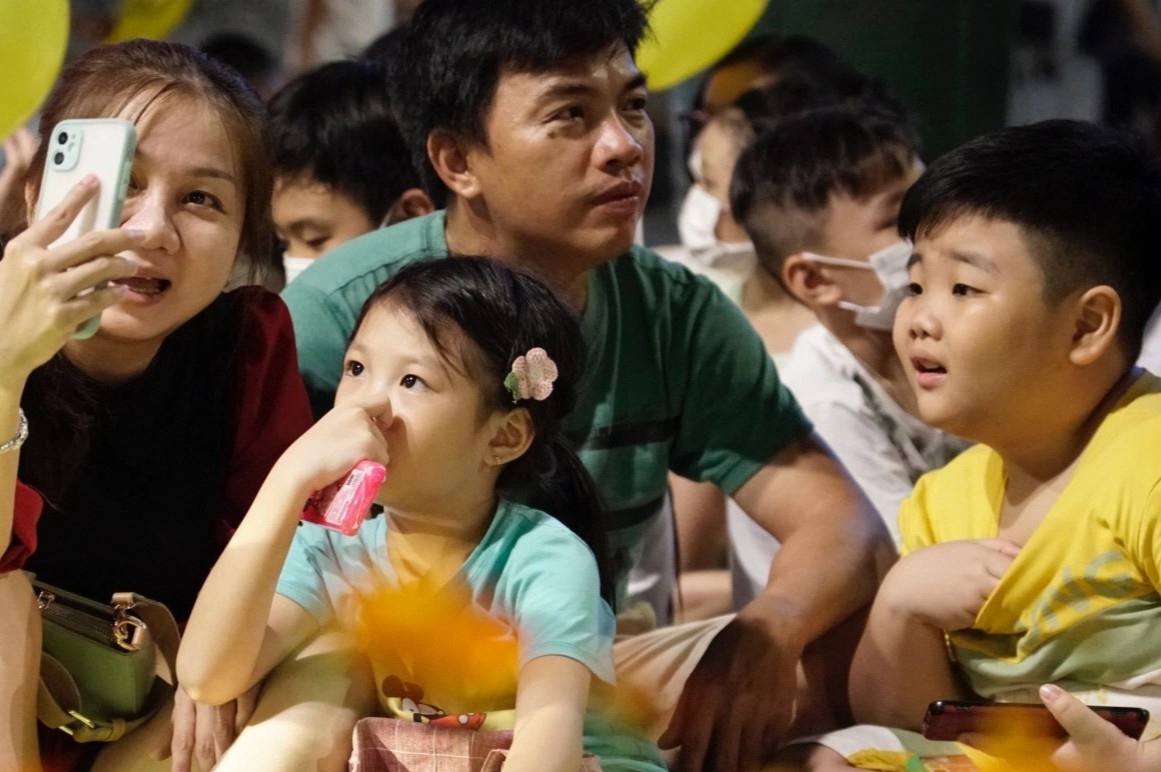 Nguoi dan TP.HCM trai bat o cong vien ben Bach Dang cho ngam phao hoa hinh anh