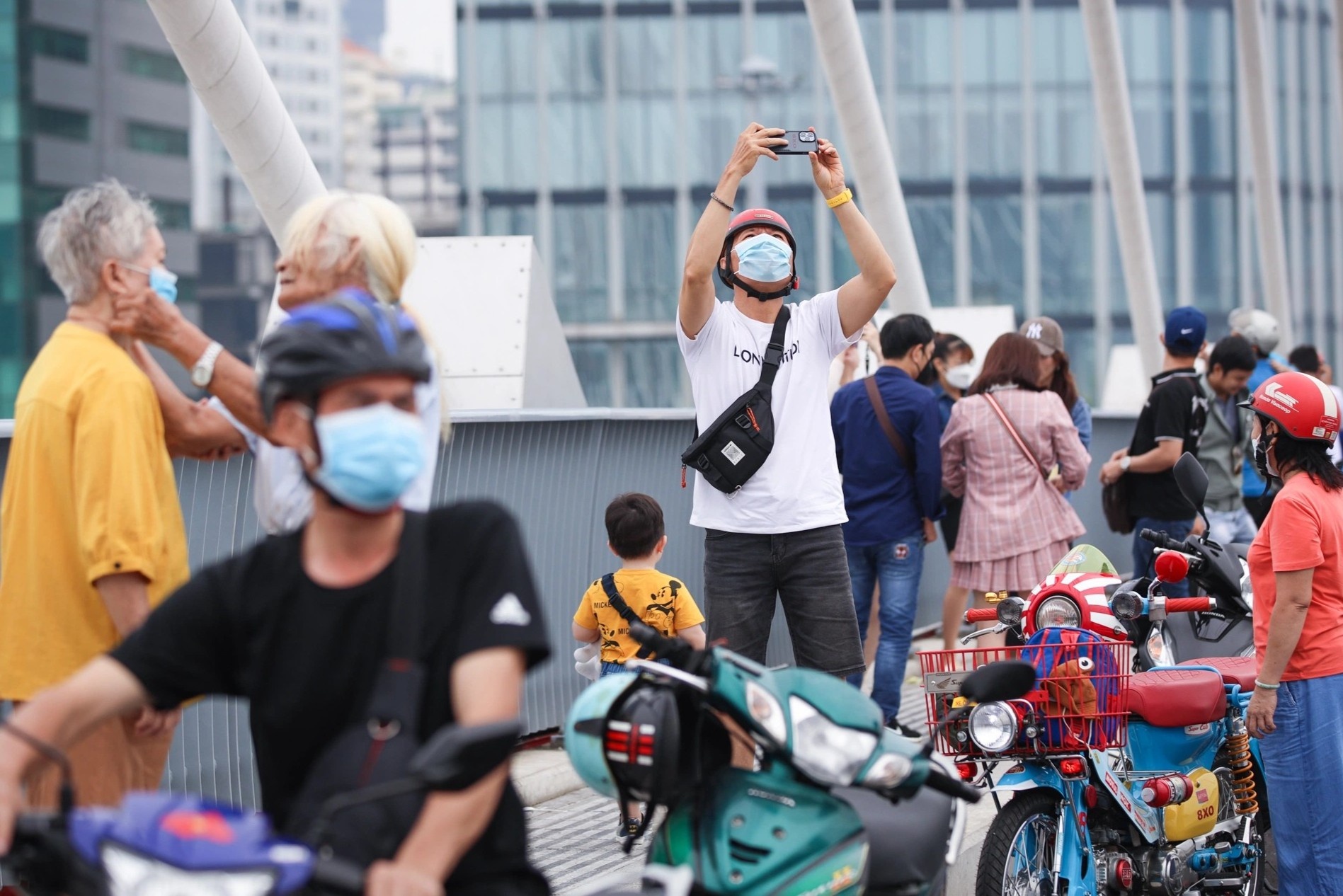 Nhieu nguoi dan TP.HCM cho chup anh, cau Thu Thiem 2 un u nhe hinh anh