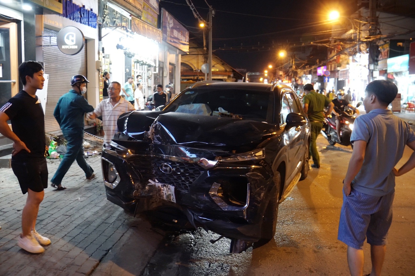 Nguoi bi thuong nam la liet sau cu tong cua oto 7 cho o TP.HCM hinh anh