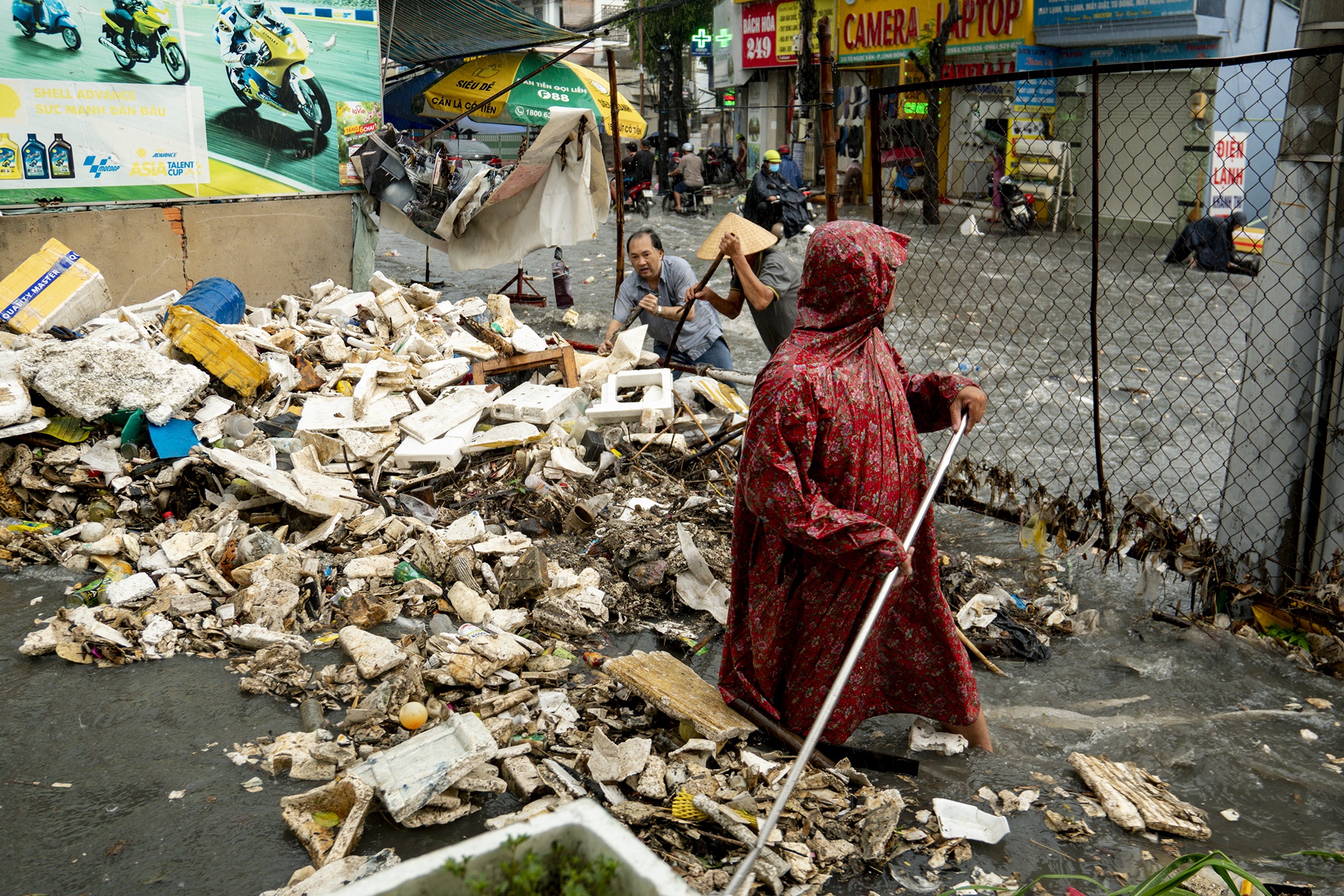 Duong o TP Thu Duc ngap rac sau mua lon hinh anh