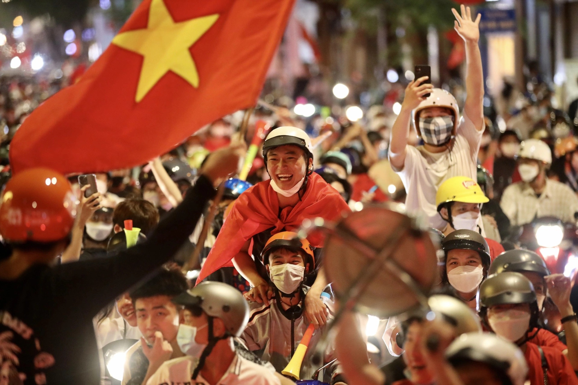 CDV o TP.HCM 'di bao' an mung chien thang cua U23 Viet Nam hinh anh