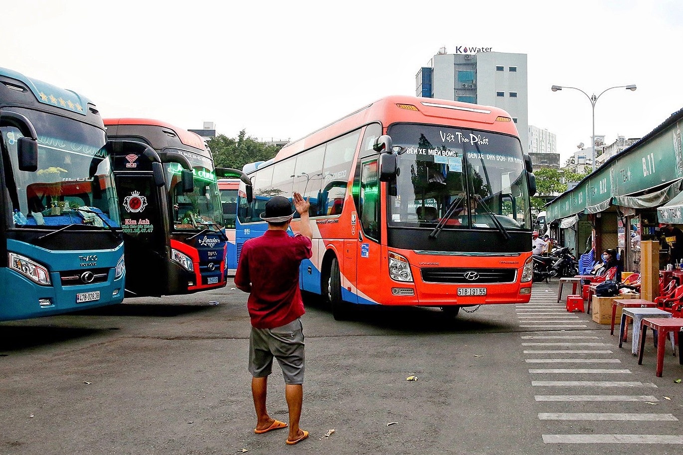 Gia xang tang ky luc: Tai xe, chu xe khach khong man ma voi nghe hinh anh