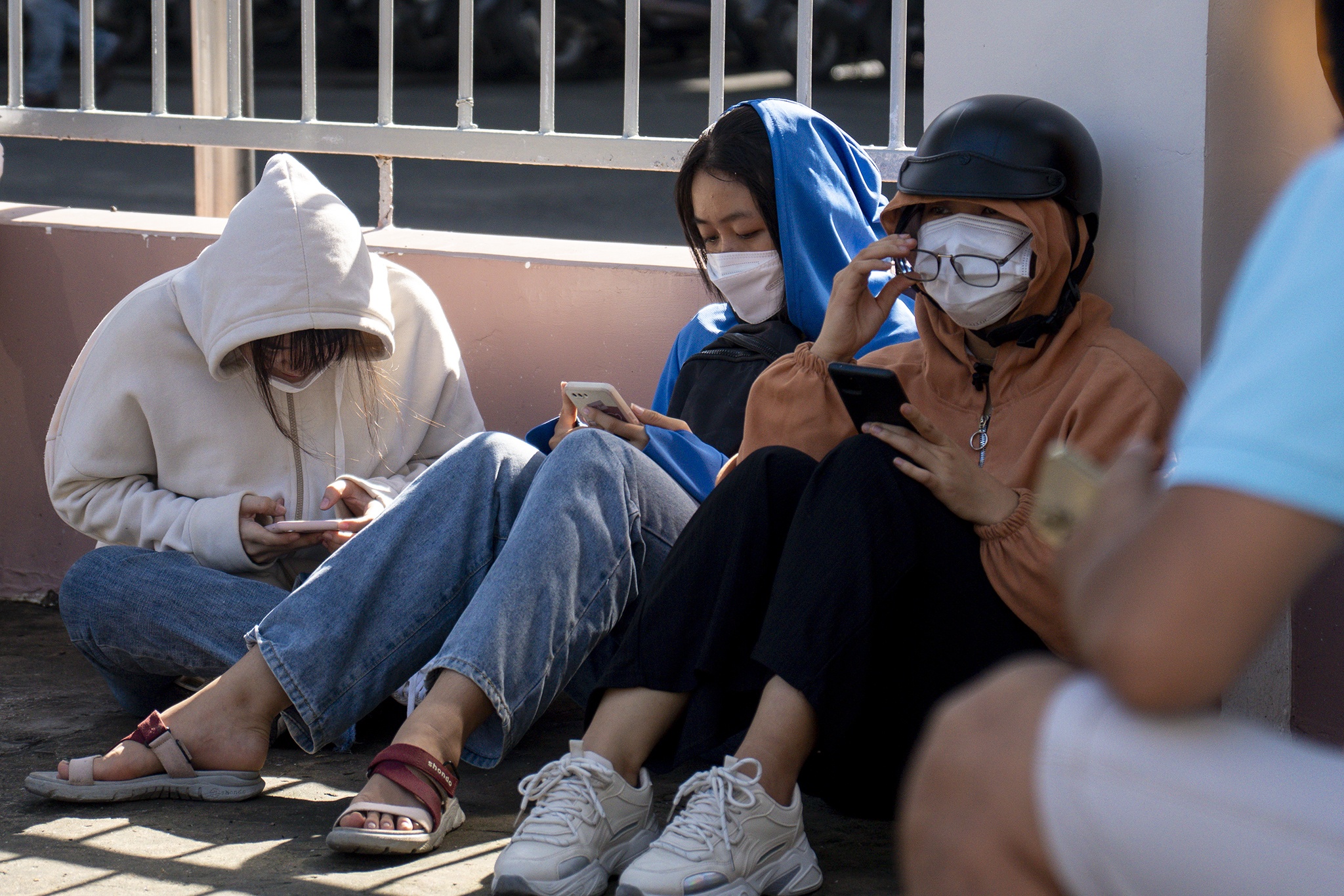 CDV nu xep hang tu 4h sang cho mua ve xem tuyen Viet Nam hinh anh