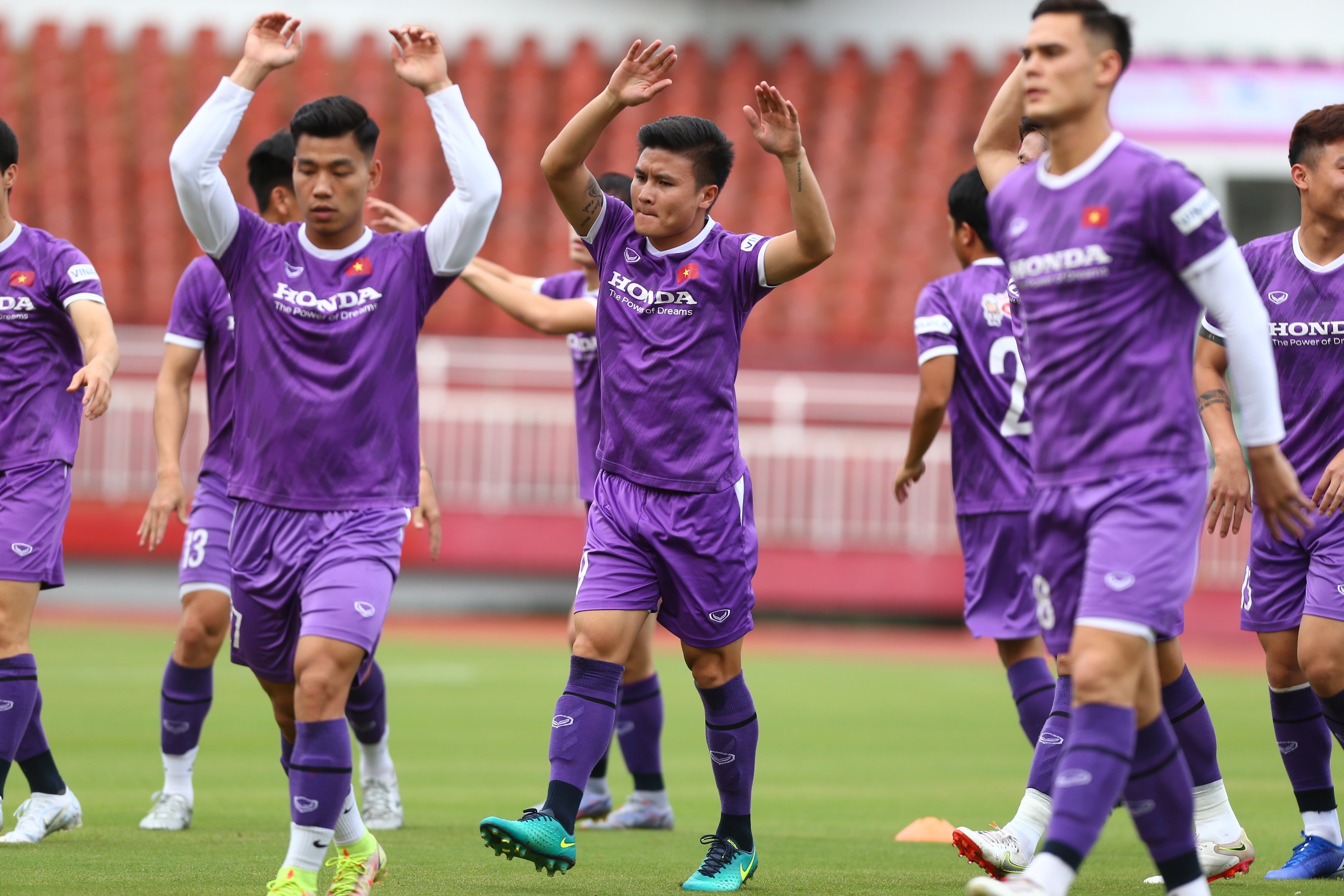 Quang Hai, Cong Phuong thoai mai tap cung doi tuyen Viet Nam hinh anh