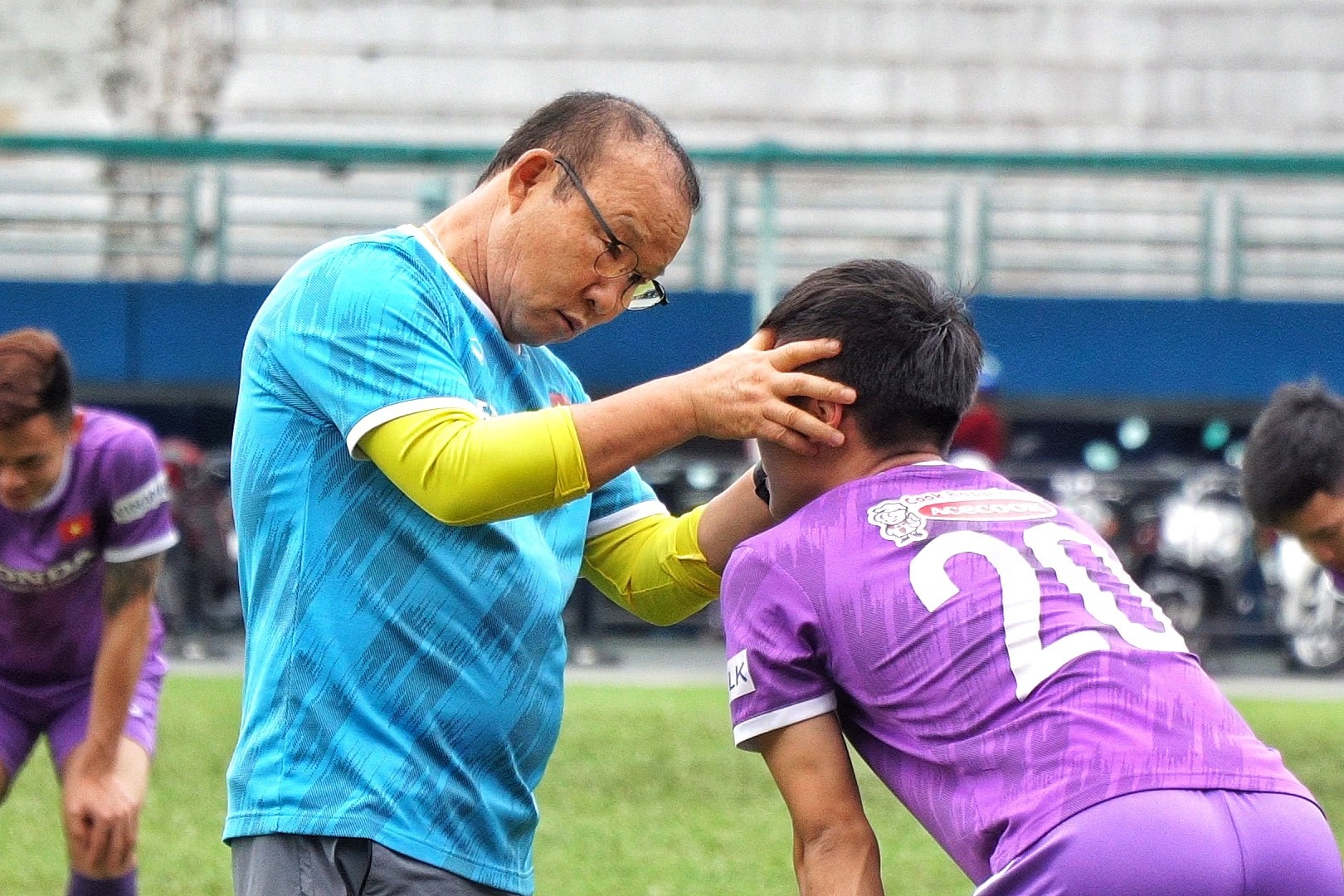 HLV Park chinh dong tac cho Van Duc, Dinh Trong trong buoi tap hinh anh