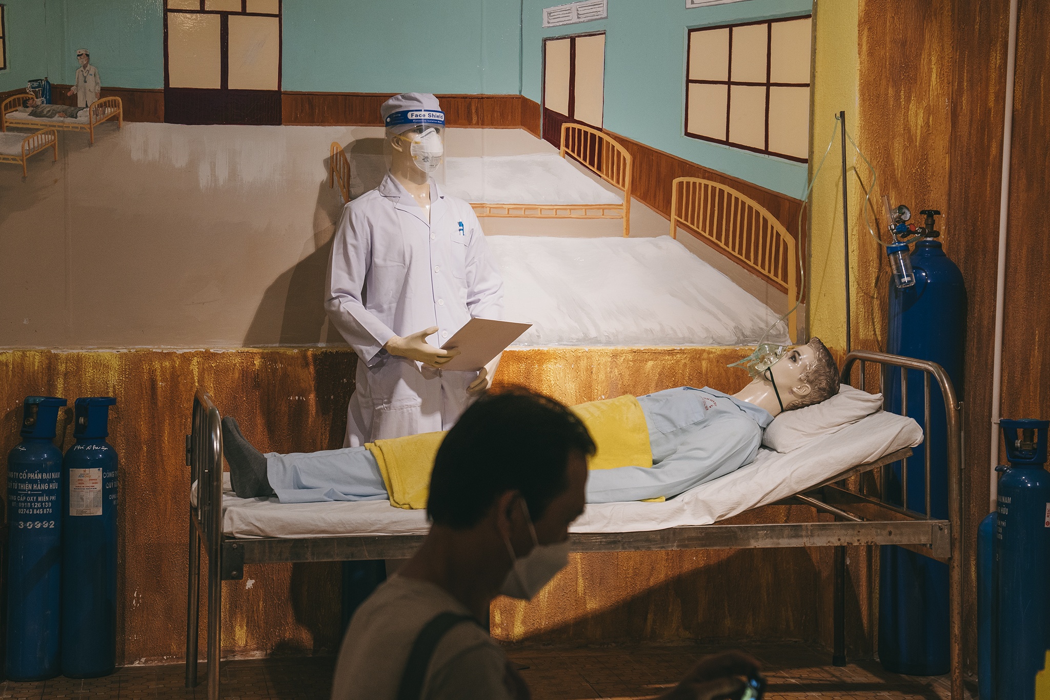 Quan ca phe o TP.HCM trung bay hon 1.500 hien vat chong dich Covid-19 hinh anh