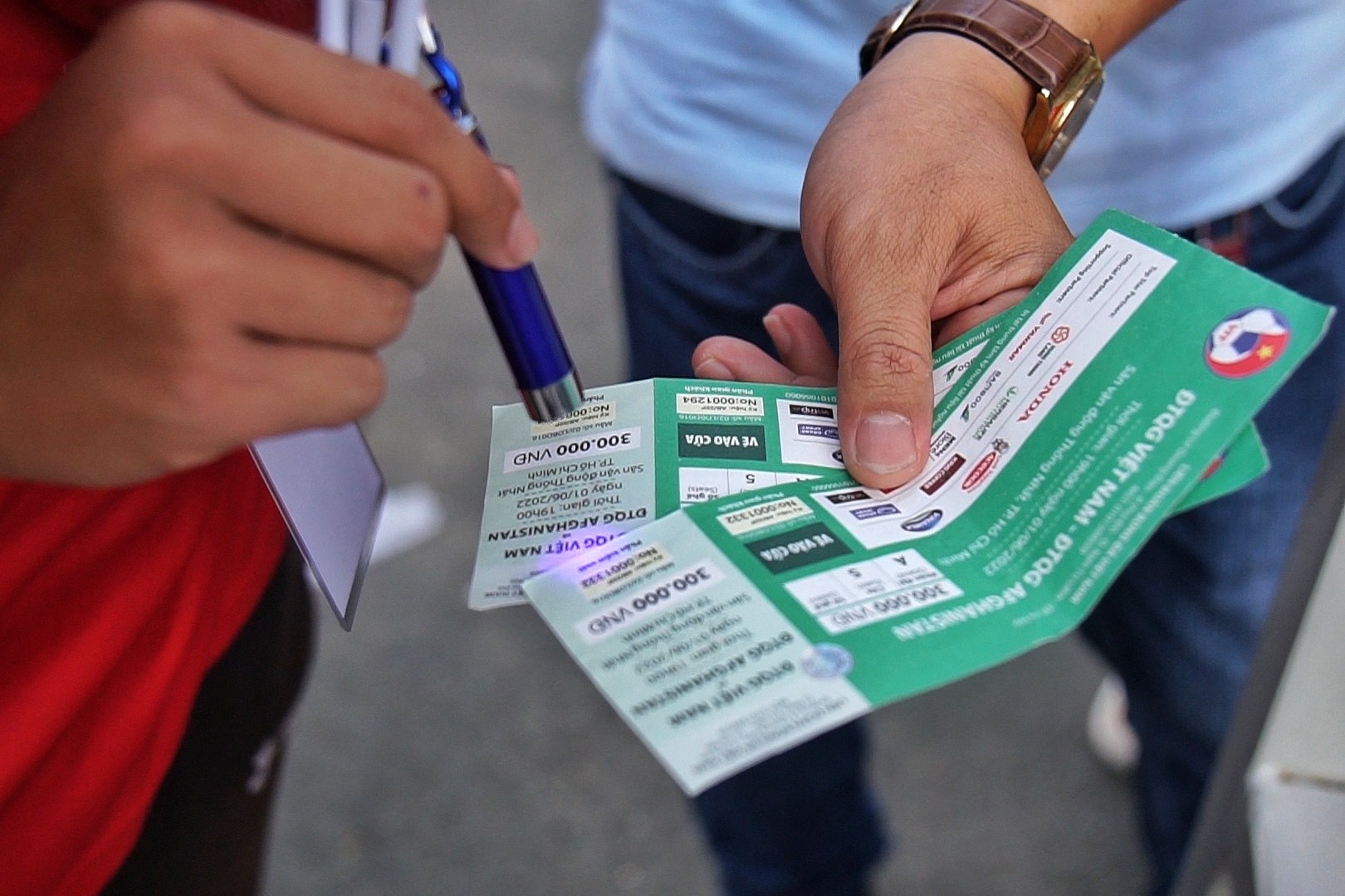 Co dong vien o TP.HCM buc xuc vi mua phai ve gia 'cho den' hinh anh