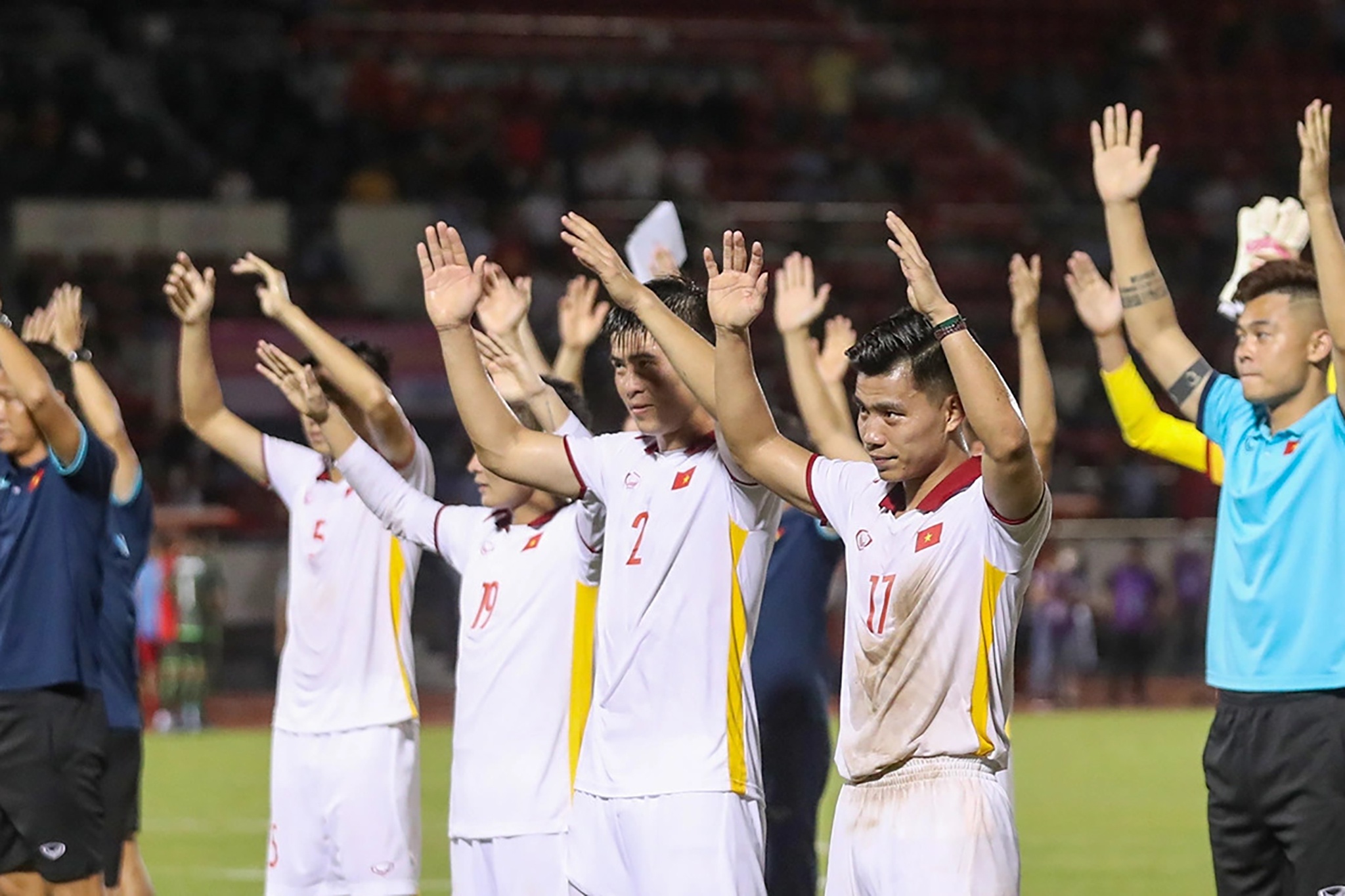 Tuyen Viet Nam tri an khan gia sau chien thang 2-0 truoc Afghanistan hinh anh