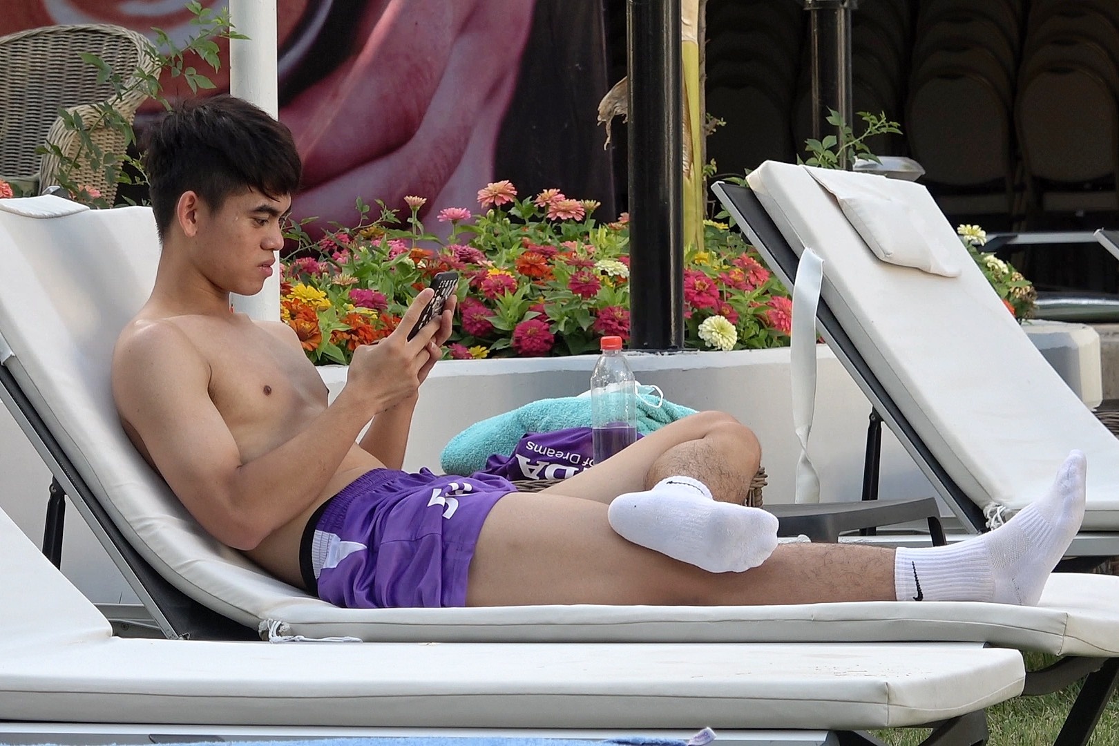 U23 Viet Nam thu gian o be boi truoc tran tu ket hinh anh