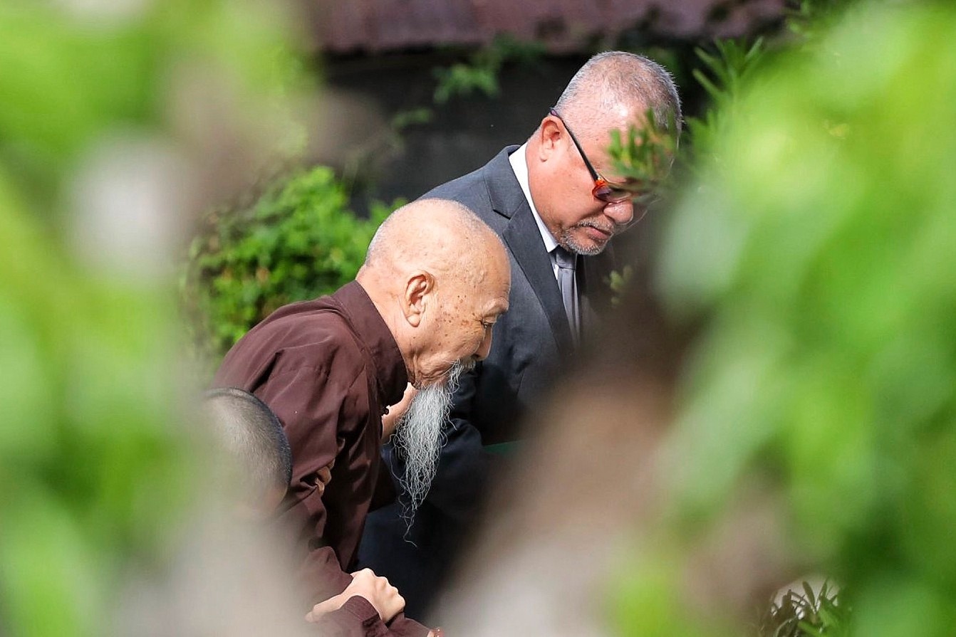 Ong Le Tung Van duoc diu den toa hinh anh