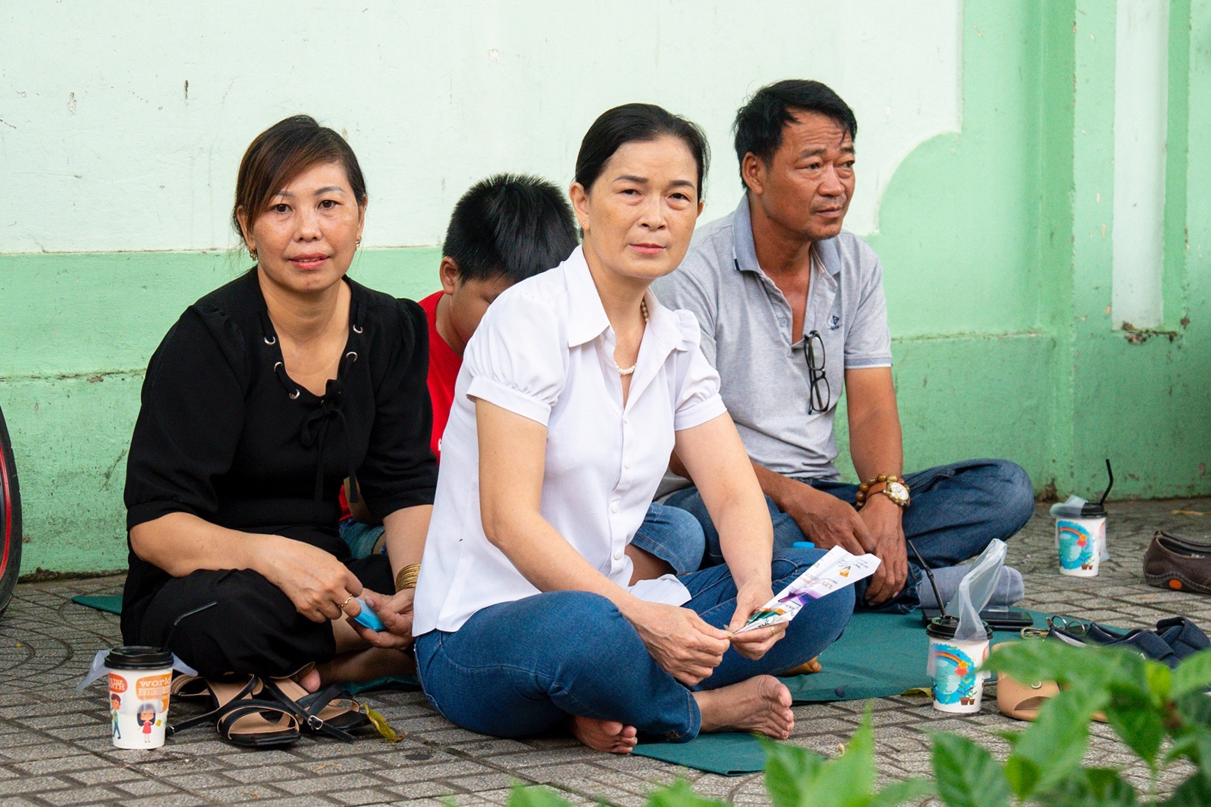 Phu huynh TP.HCM ngoi ngoai truong thi, cho con hoan thanh mon Ngu van hinh anh