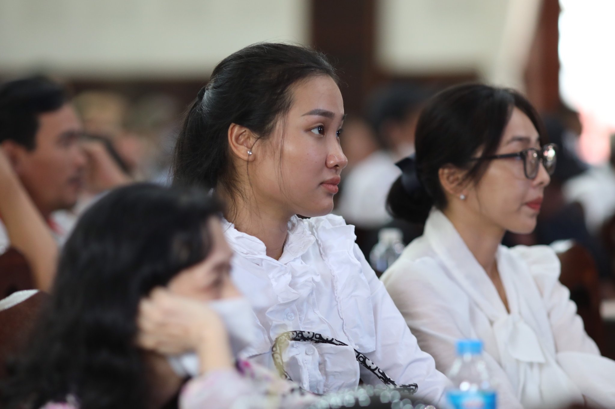 Nguoi dan theo doi phien xu vu Tinh That Bong Lai qua man chieu hinh anh