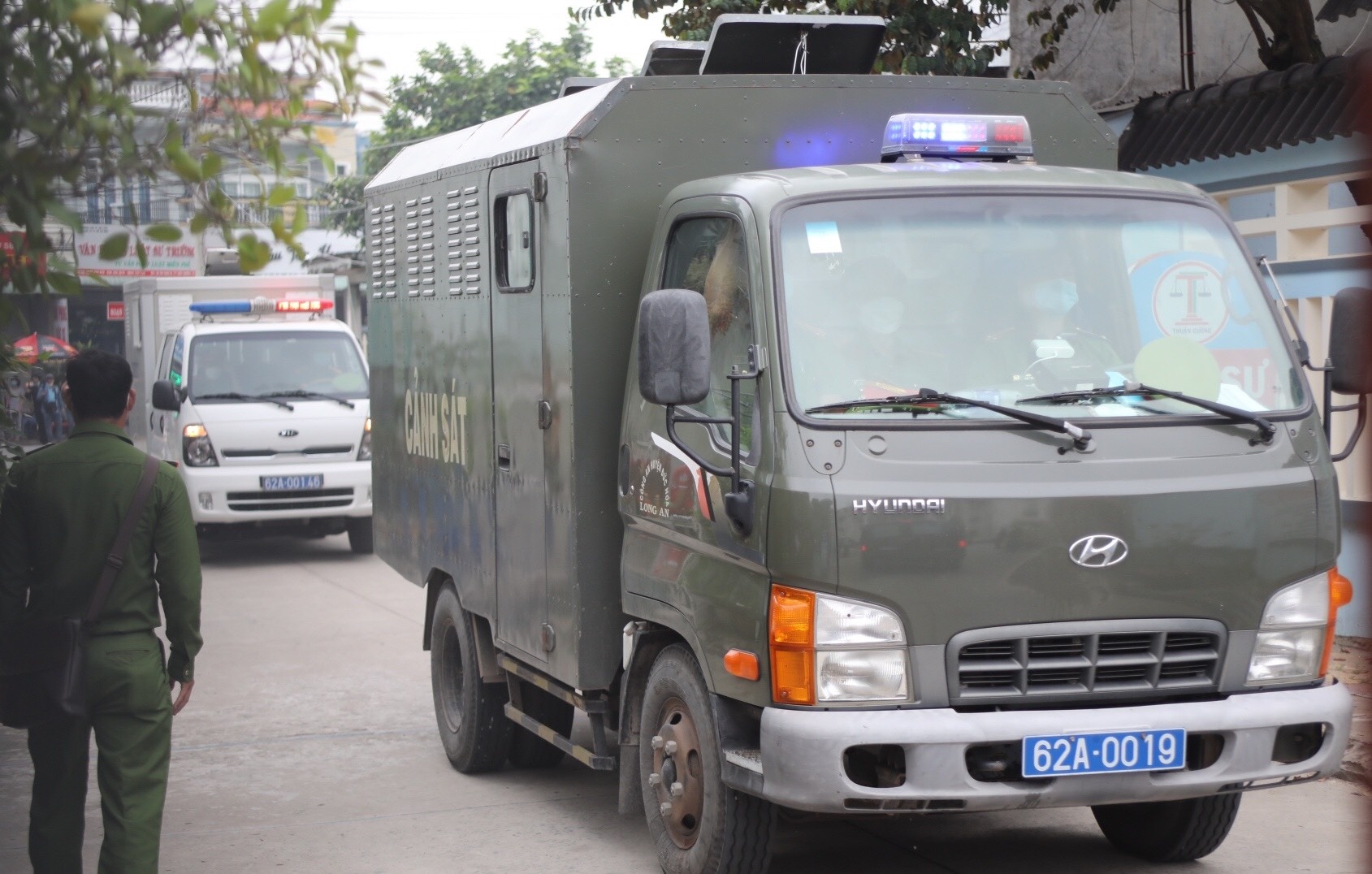 Xe canh sat dua bi cao vu Tinh That Bong Lai den toa hinh anh