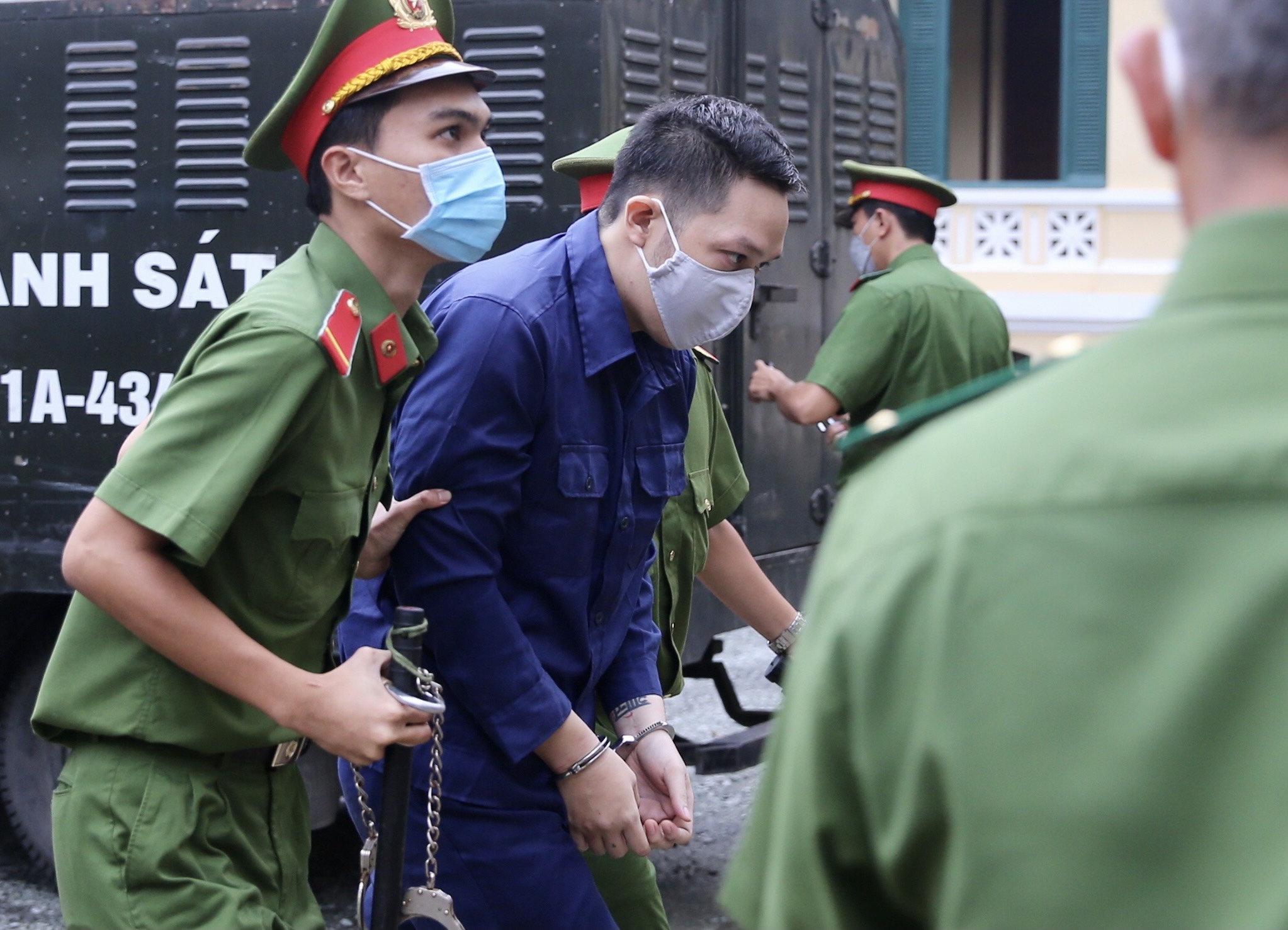 Ap giai 2 bi cao bao hanh be gai 8 tuoi den toa hinh anh