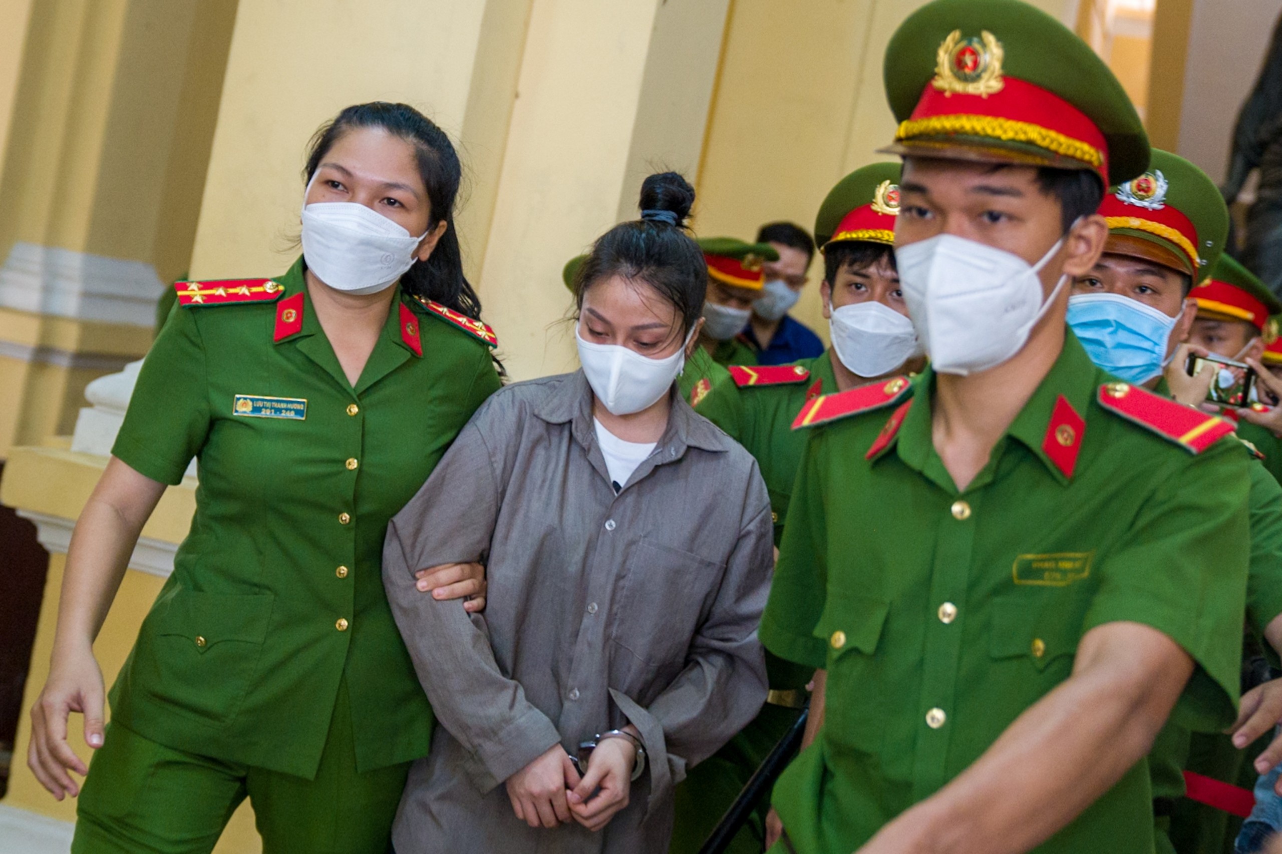 Luat su neu ly do yeu cau hoan phien xu be gai 8 tuoi bi bao hanh hinh anh