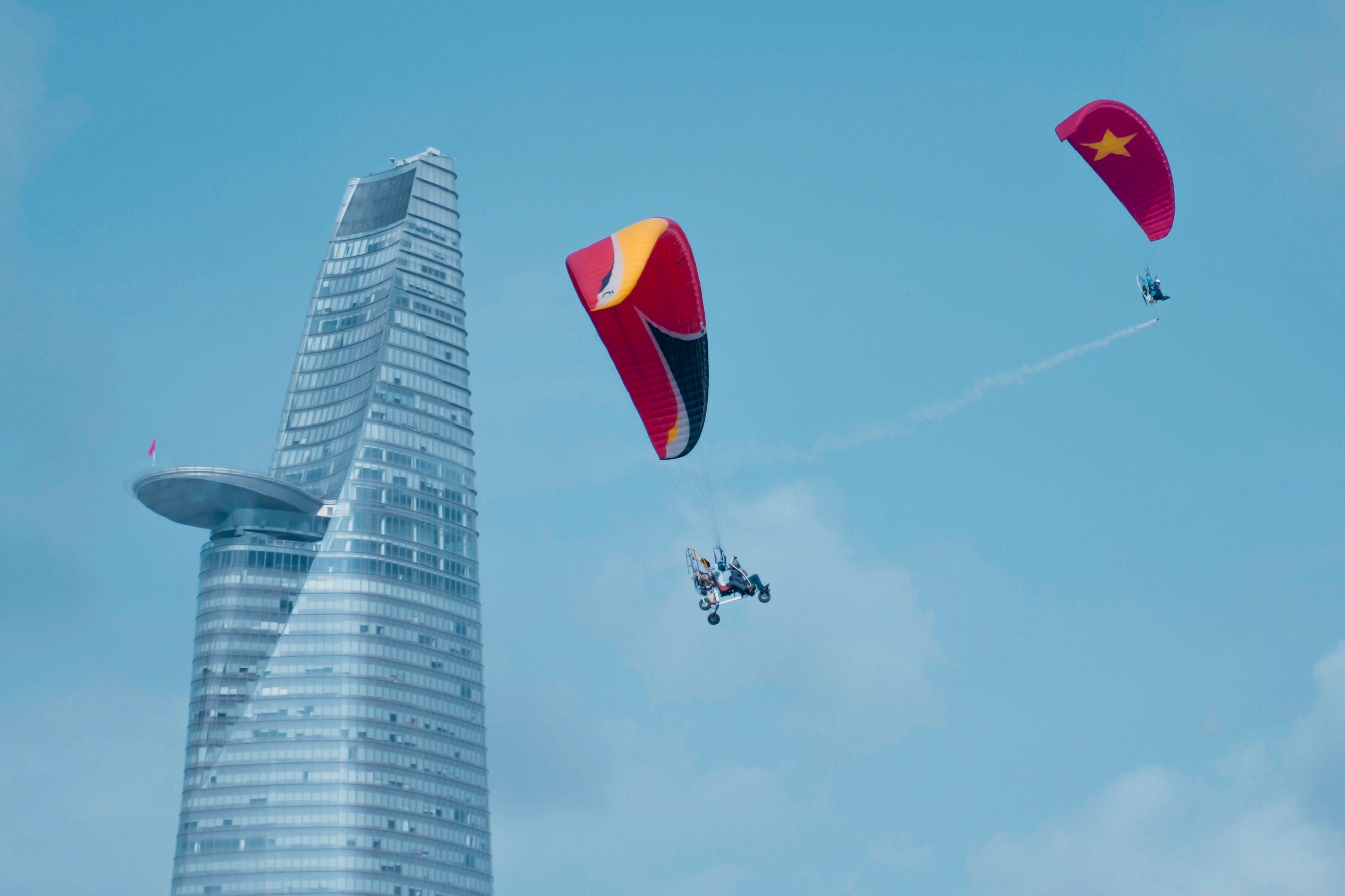 Khinh khi cau, du luon tren bau troi TP.HCM dip le 2/9 hinh anh