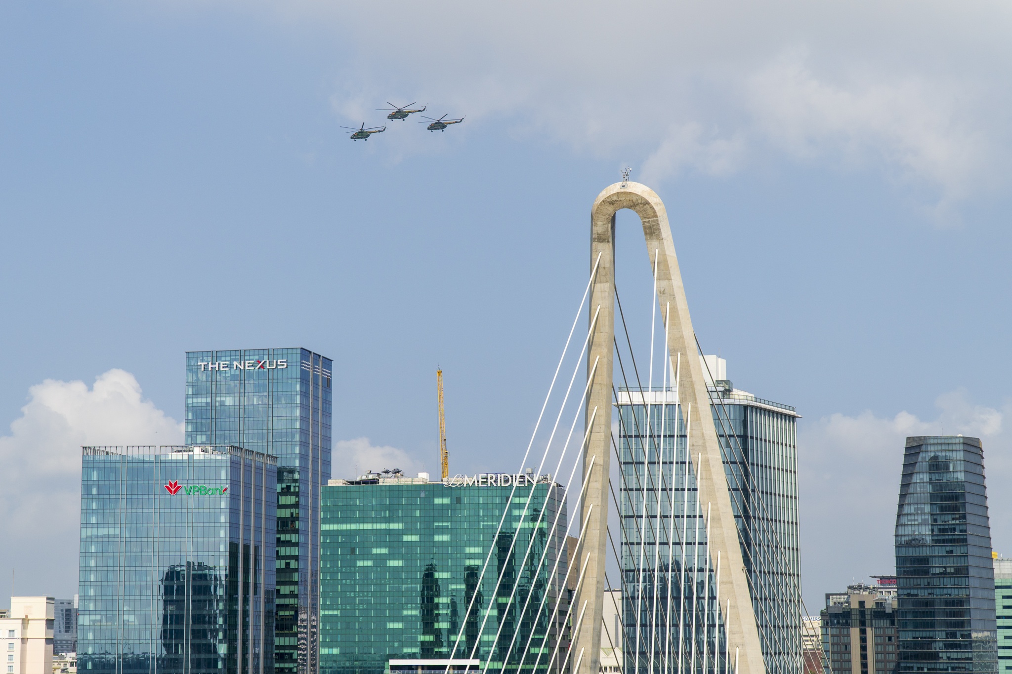 Nguoi dan TP.HCM ngam truc thang, tiem kich tren cau Ba Son hinh anh