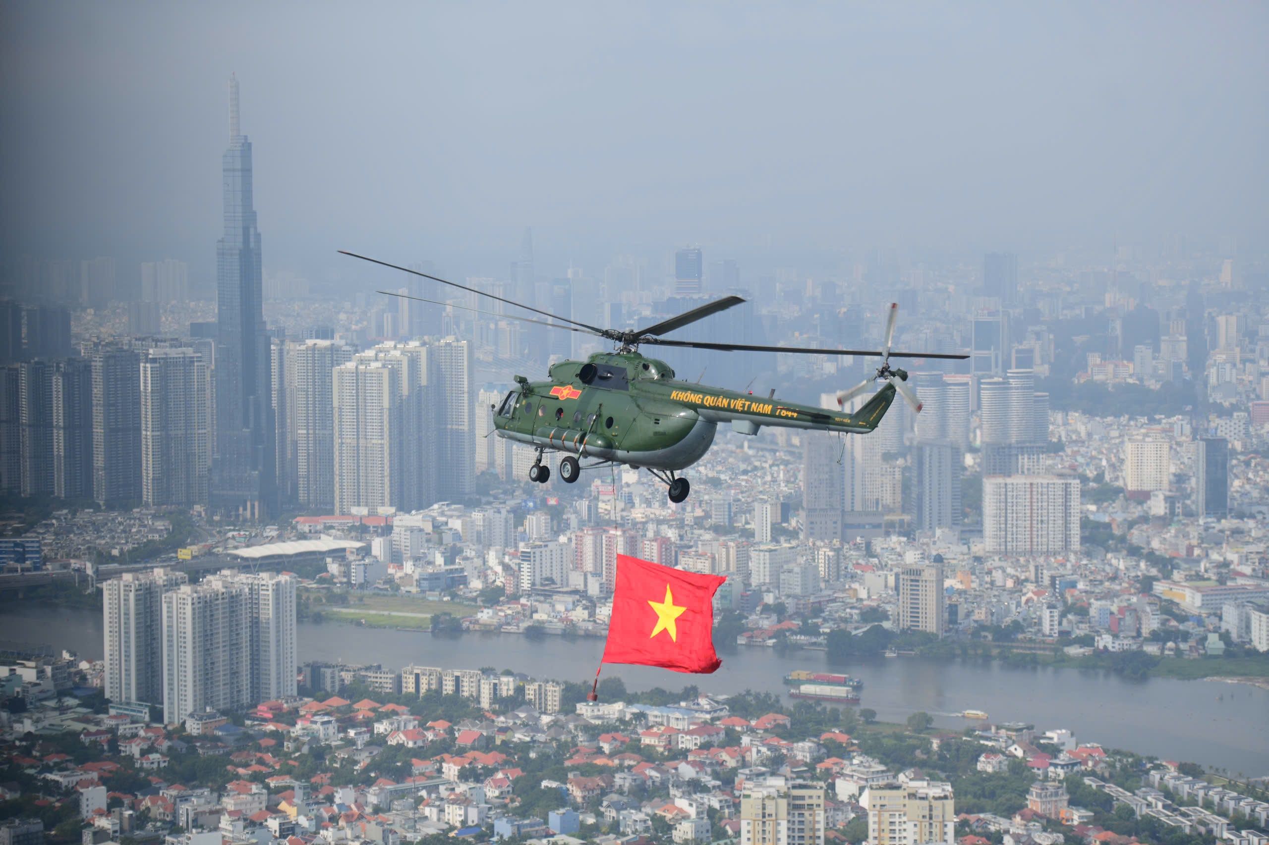 Khoanh khac truc thang keo quoc ky tung bay tren bau troi TP.HCM hinh anh