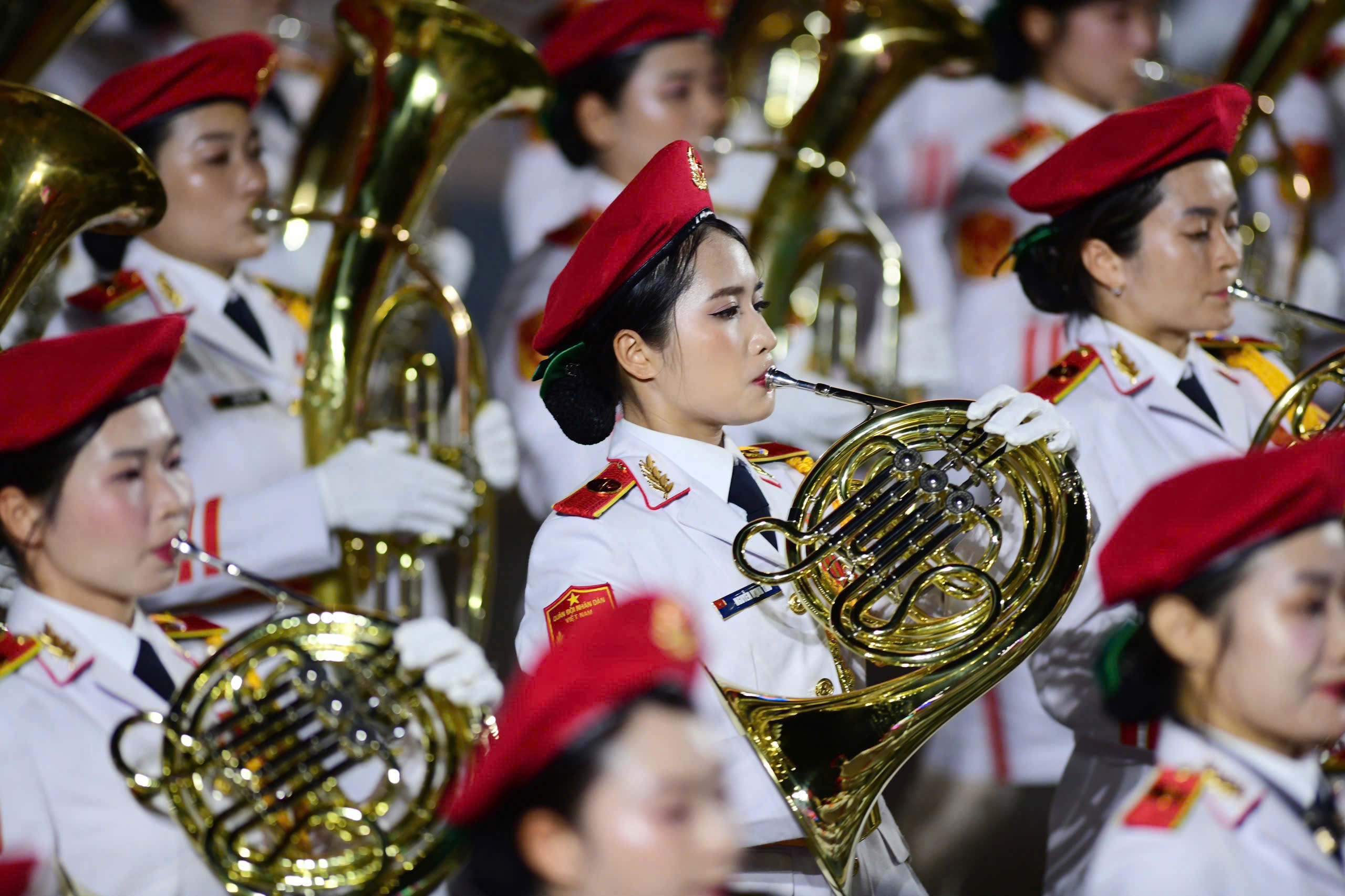 Nhung 'bong hong thep' trong buoi dieu binh truoc Dinh Doc Lap hinh anh