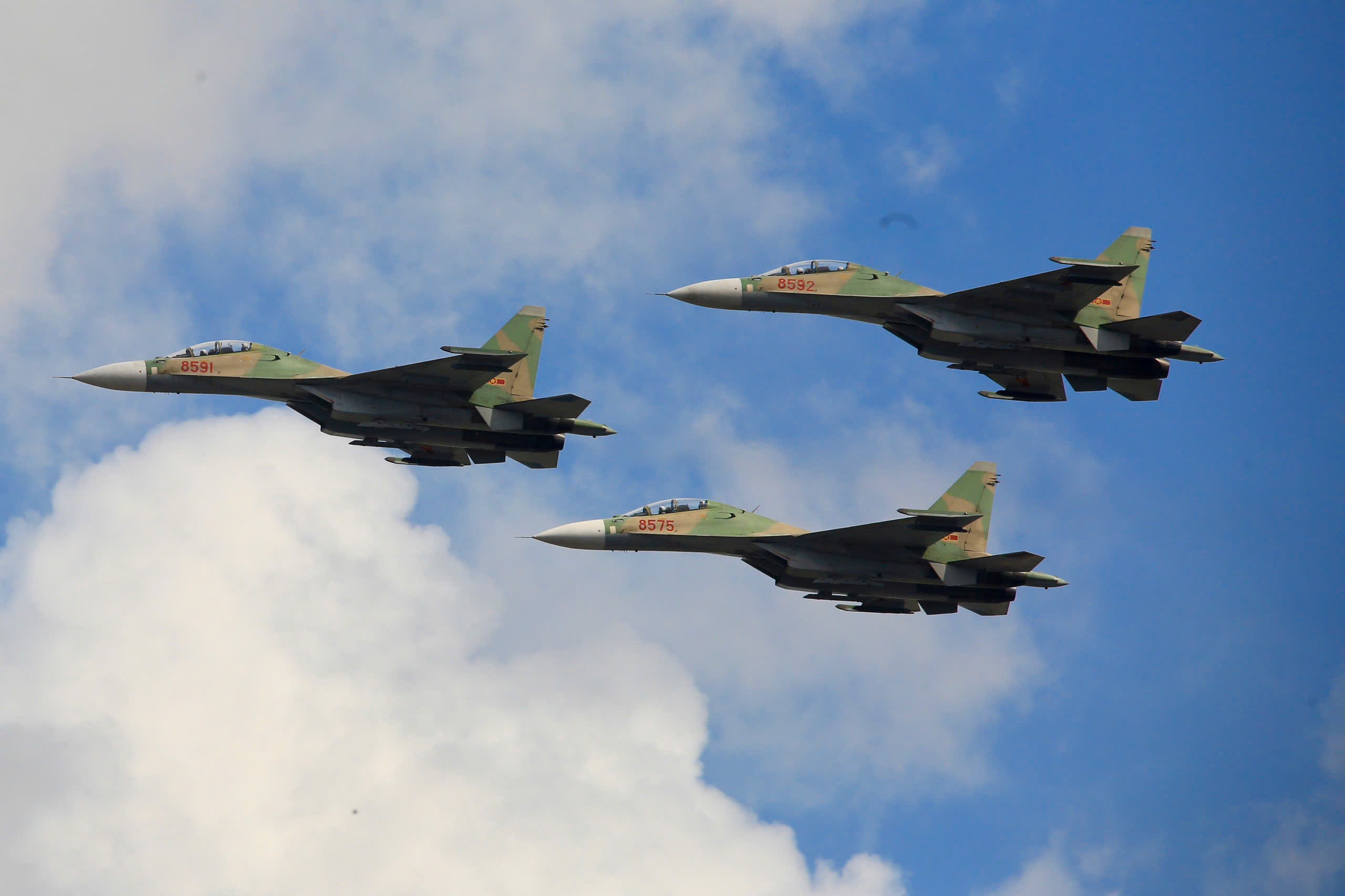 Khoanh khac bien doi tiem kich Su30-MK2 thuc hien tach doi hinh anh