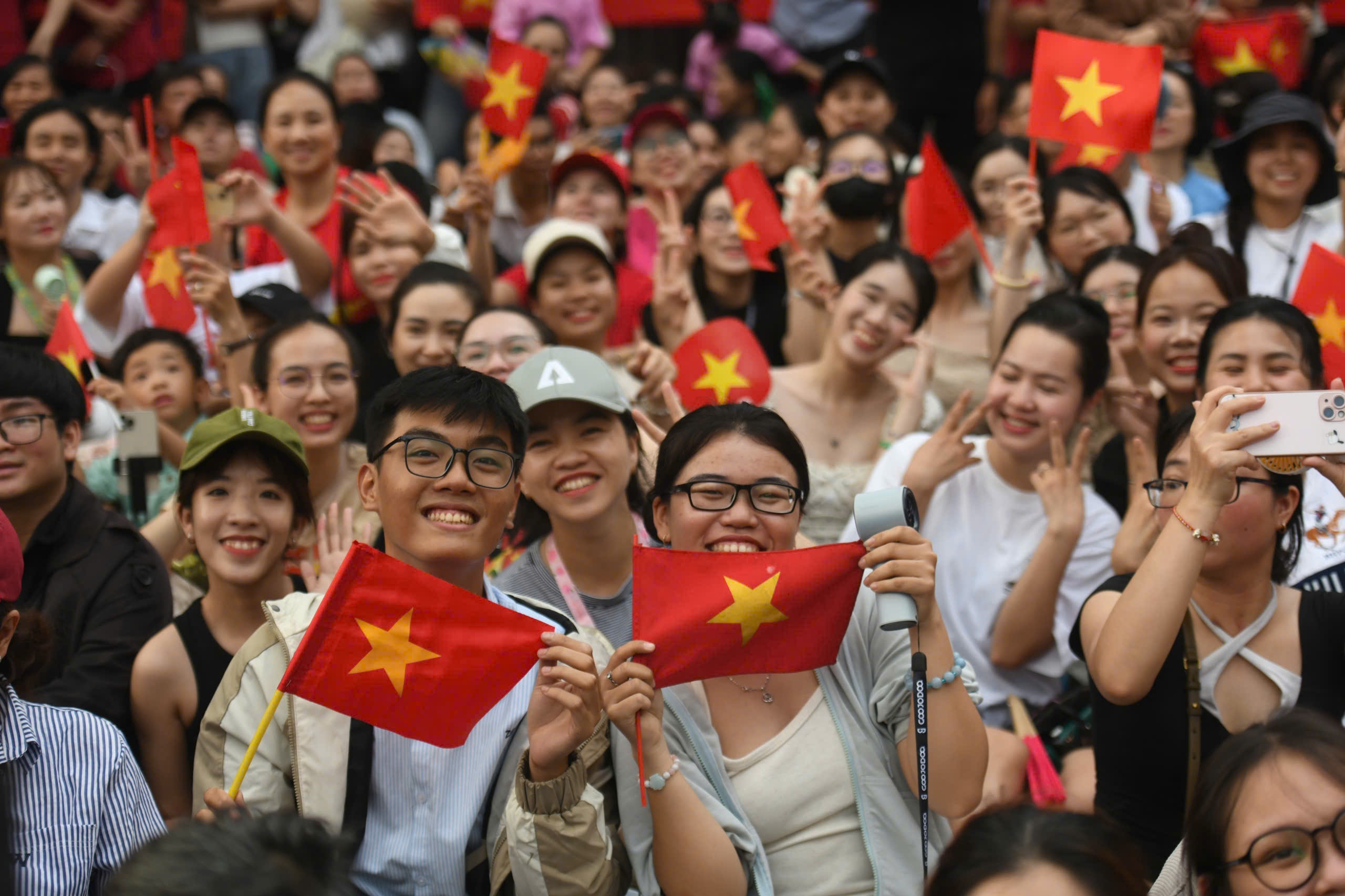 Mac troi 35 do C, nguoi dan hat vang doi xem so duyet dieu binh 30/4 hinh anh