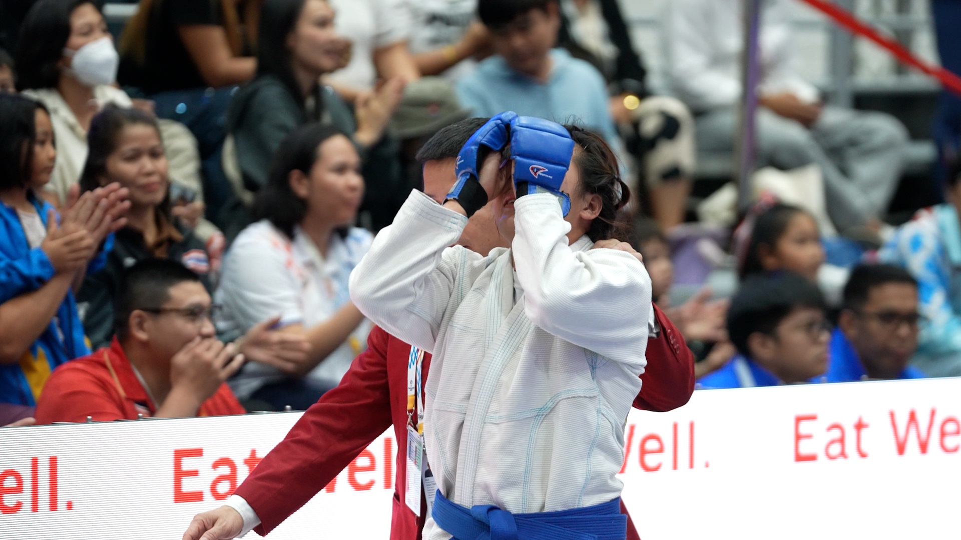 Nu vo si dan toc Dao bat khoc vi de mat tam HCV vao tay nguoi Thai hinh anh