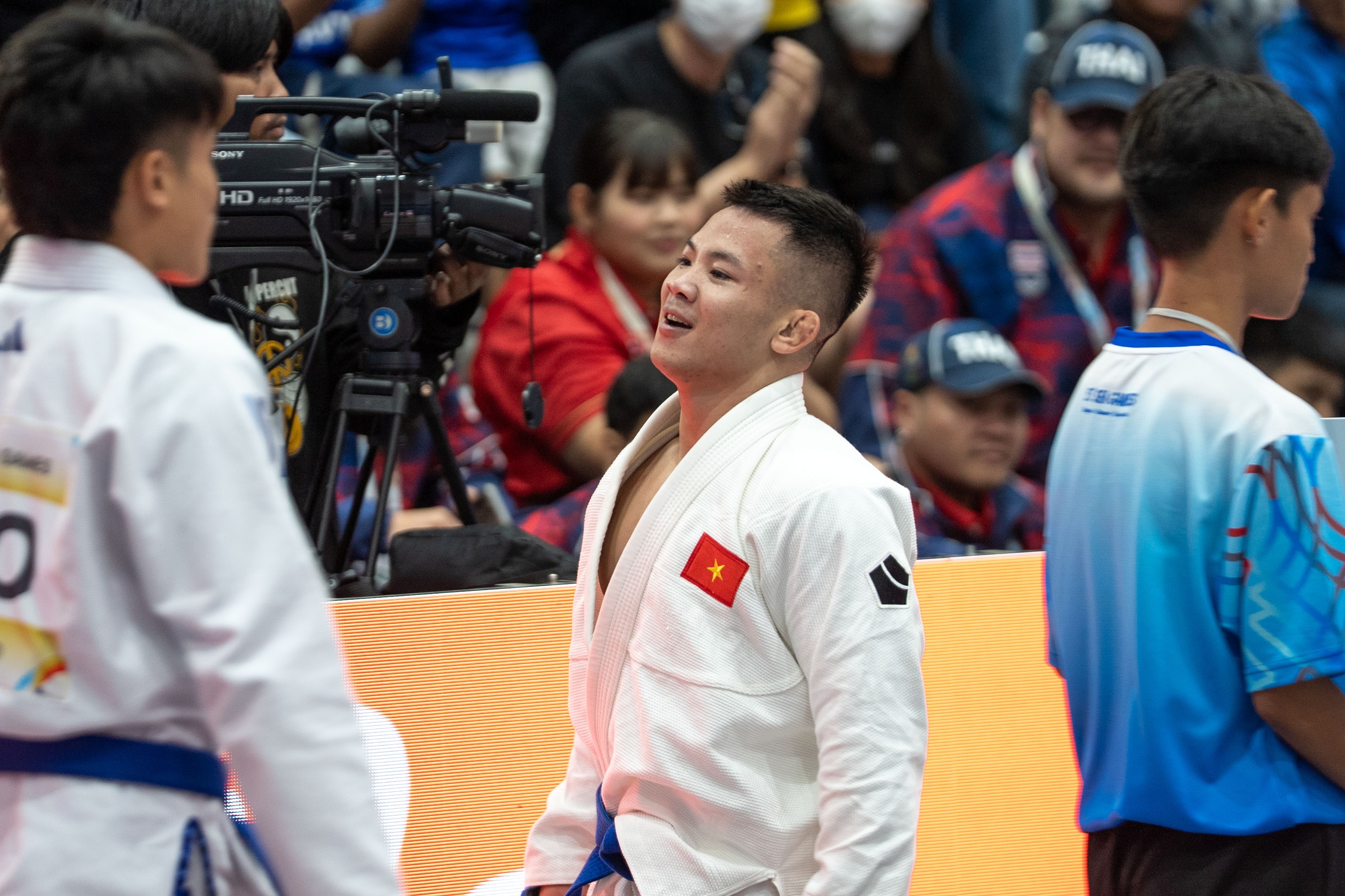 Dao Hong Son: 'Thua VDV nuoc chu nha la chuyen chac chan' hinh anh