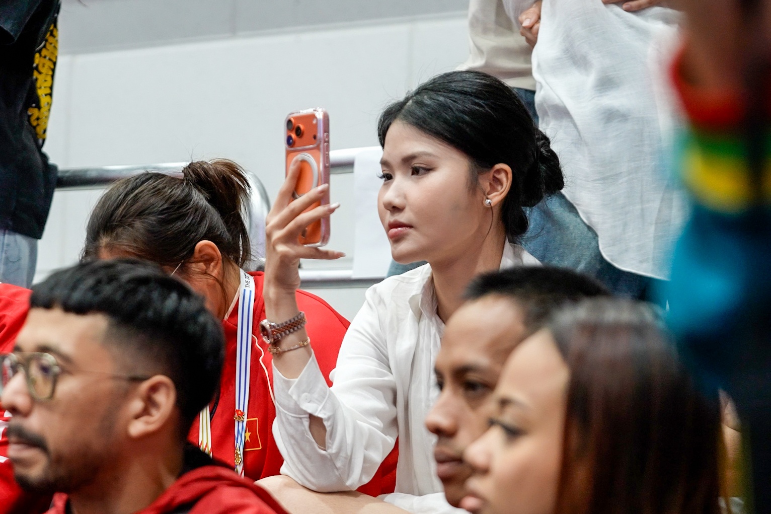 Vo Dao Hong Son than tho truoc that bai cua chong hinh anh