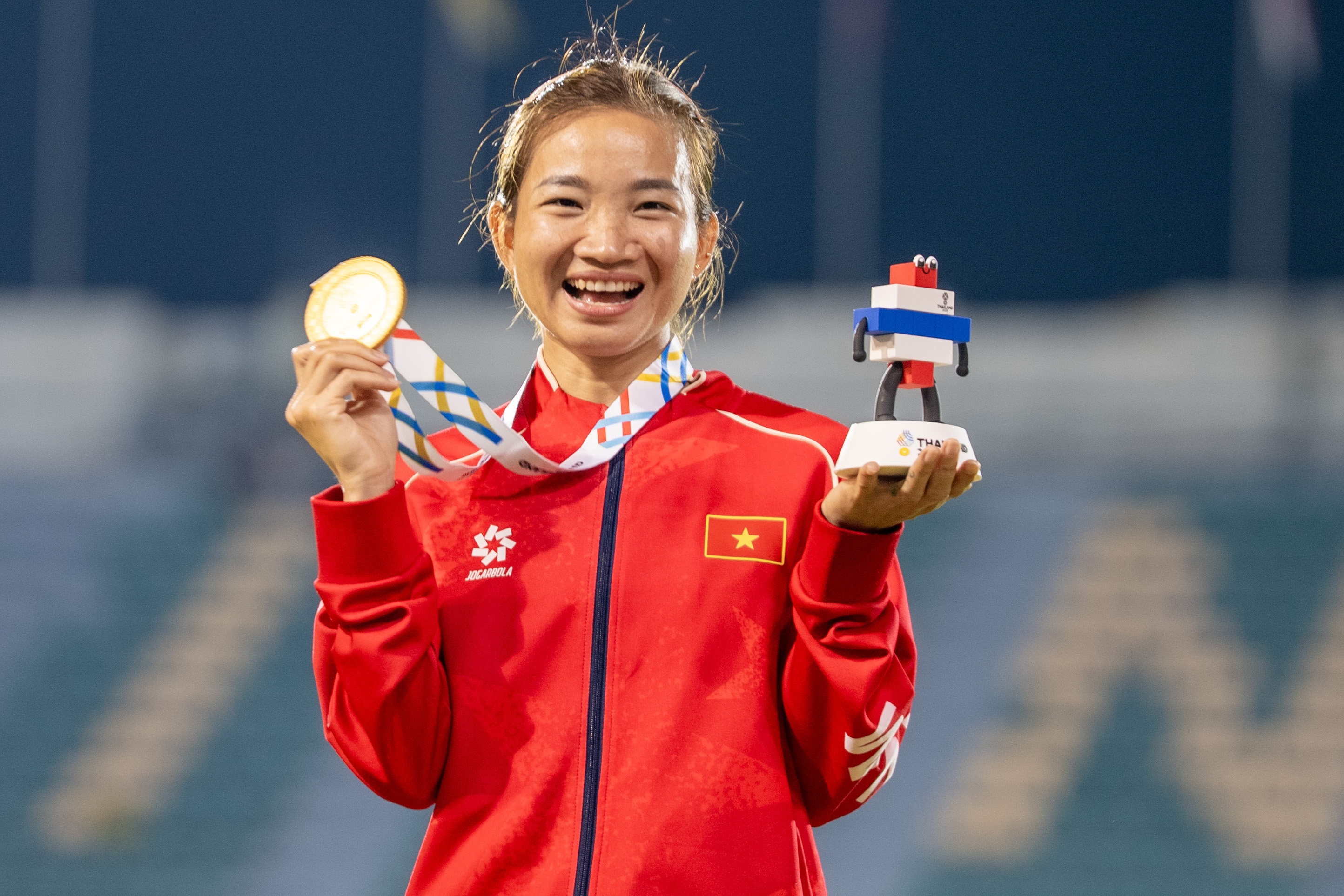 Nguyen Thi Oanh khong co doi thu tren duong chay 5.000 m tai SEA Games hinh anh