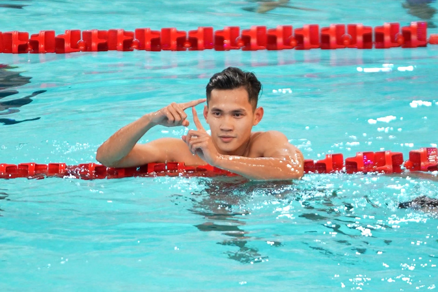 Pham Thanh Bao gui ki hieu dac biet dong vien ban gai My Tien hinh anh