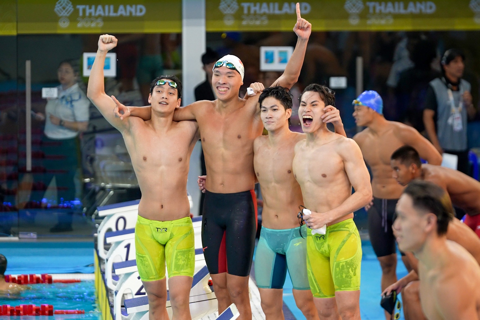 Boi 4x100 m tiep suc nam gianh HCB: Vui vi danh bai Thai Lan hinh anh