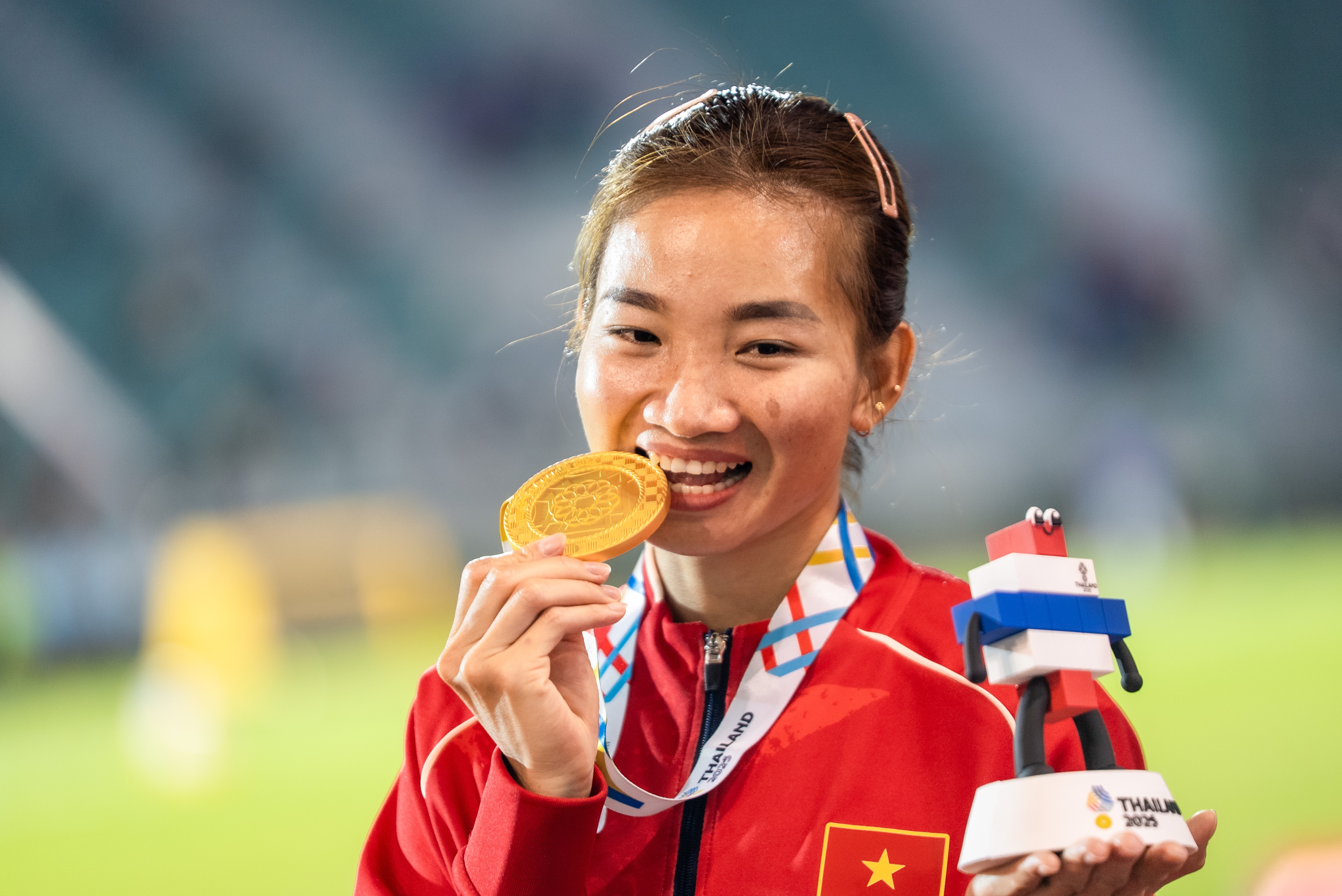 Nguyen Thi Oanh noi gi sau khi lap hat-trick vang SEA Games 33 hinh anh
