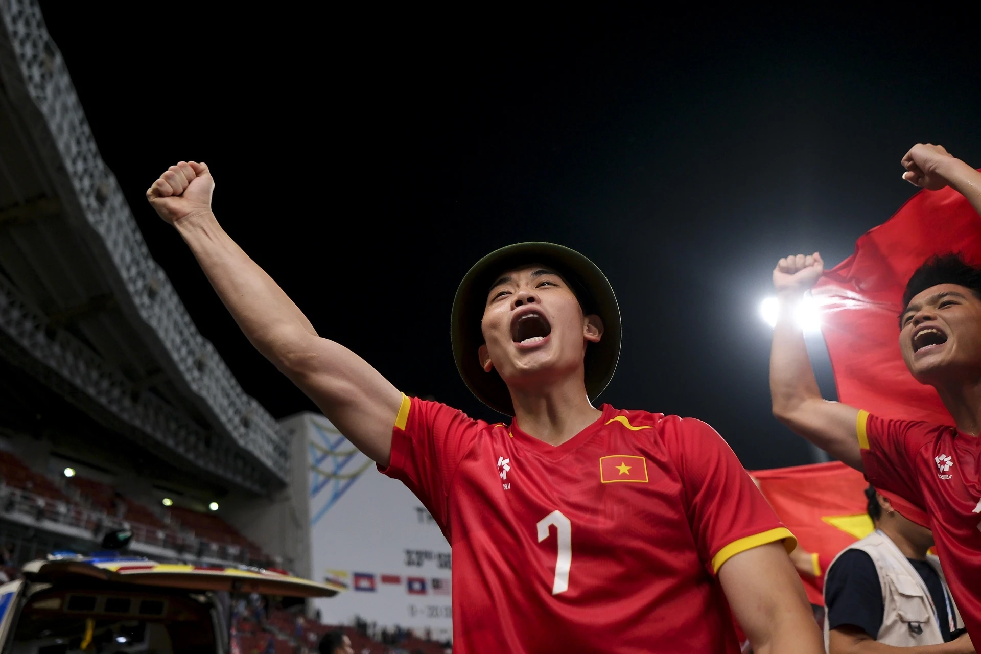 Man nguoc dong cam xuc cua Viet Nam trong dem Rajamangala huyen dieu hinh anh