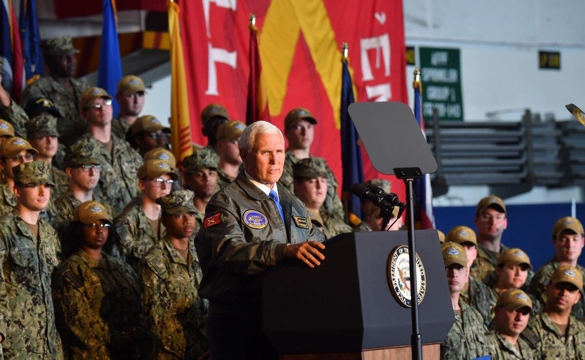 Pho tong thong My Mike Pence tham tau san bay Truman anh 1