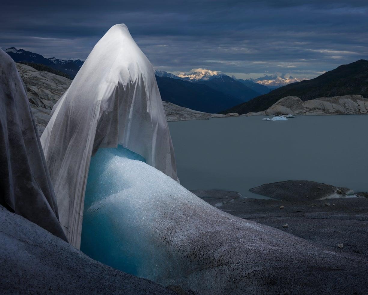 'Ao choang bang tu than' va noi am anh ve bien doi khi hau hinh anh