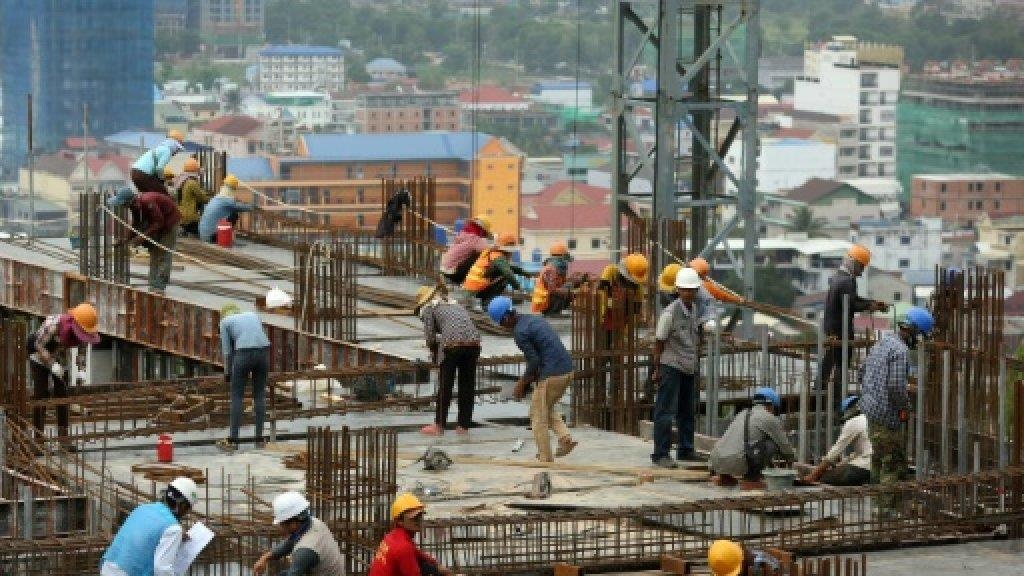 Cong nhan 'vo mong' doi doi tren cac cong truong TQ o Campuchia hinh anh