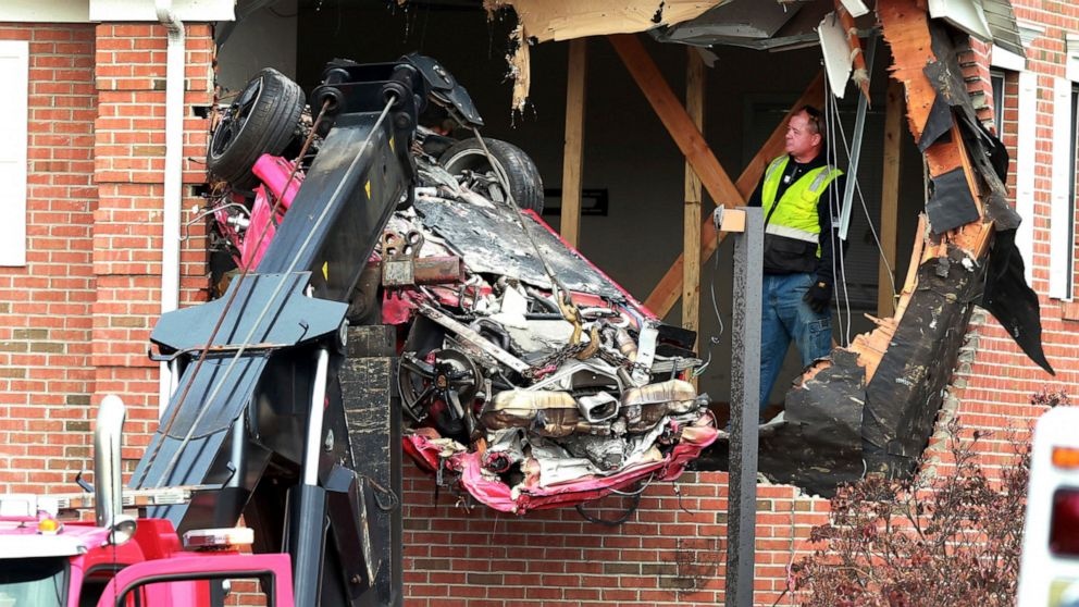 xe Porsche dam vao tang 2 toa nha anh 1